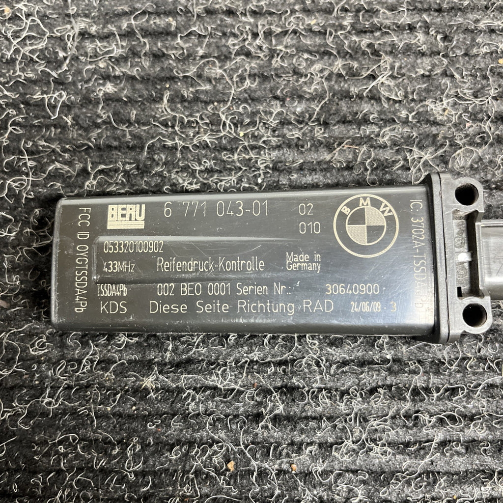 ☑️ 2008-2013 BMW M3 E90 E92 E93 Tire Pressure Monitor Antenna Sensor 677104301
