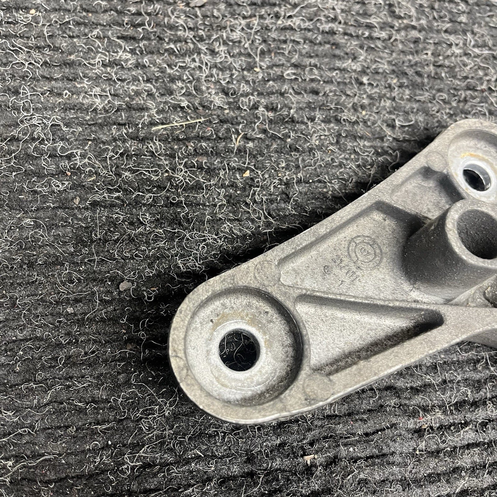 ☑️ 06-13 BMW E92 335i Automatic Transmission Mount Bracket Support OEM