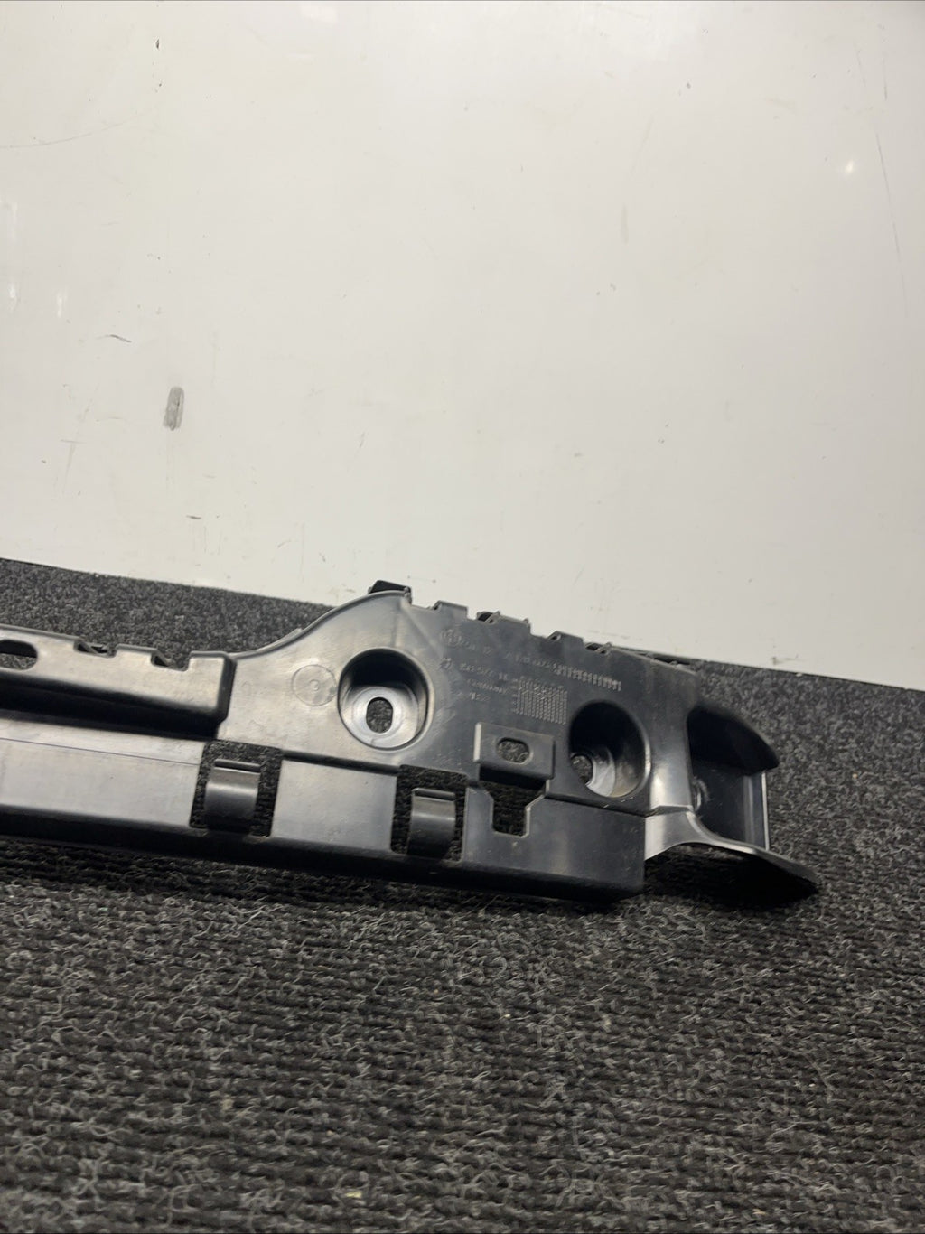 ☑️ OEM BMW E92 328 335 M3 COUPE Rear Center Bumper Mount Bracket Guide Support