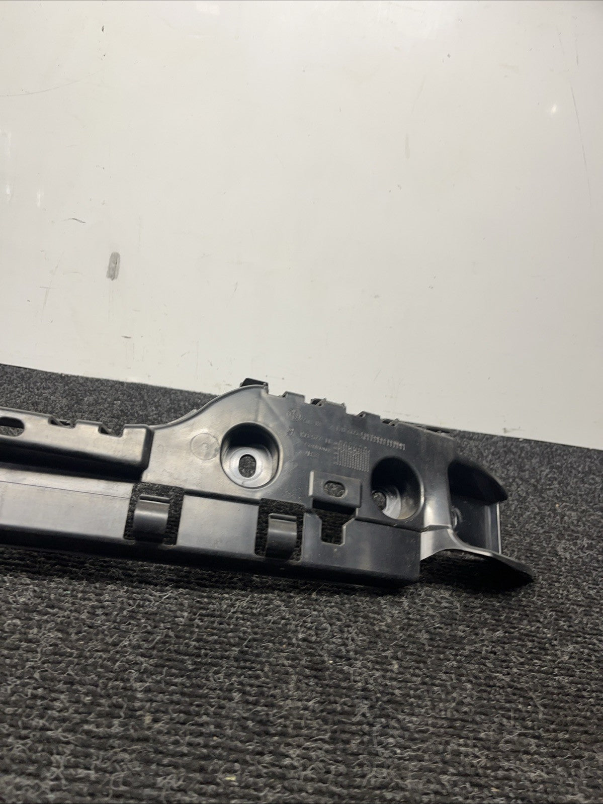 ☑️ OEM BMW E92 328 335 M3 COUPE Rear Center Bumper Mount Bracket Guide Support