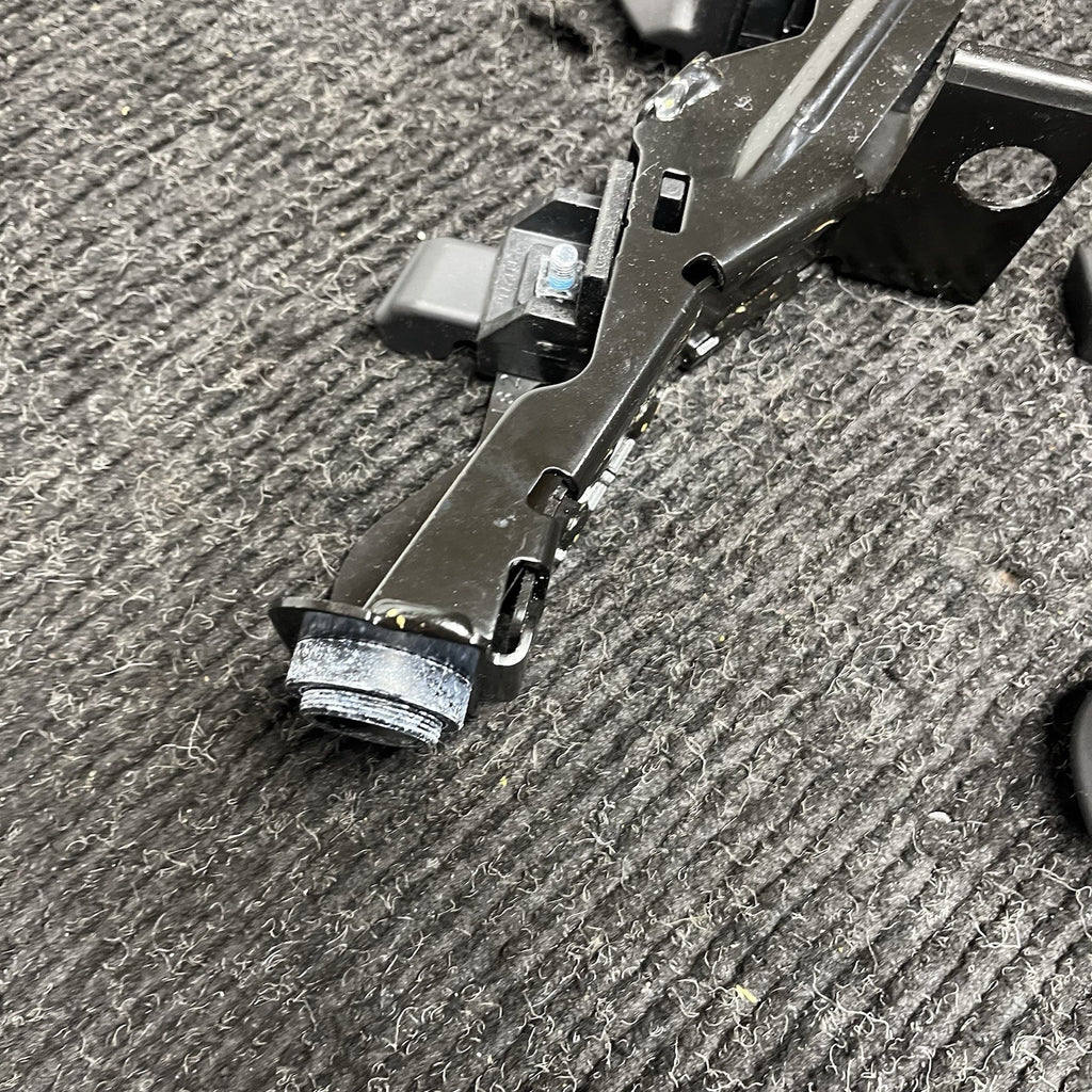 ☑️ 07-13 BMW E93 328i 335i M3 Right Side Convertible Hardtop Bracket Latch OEM