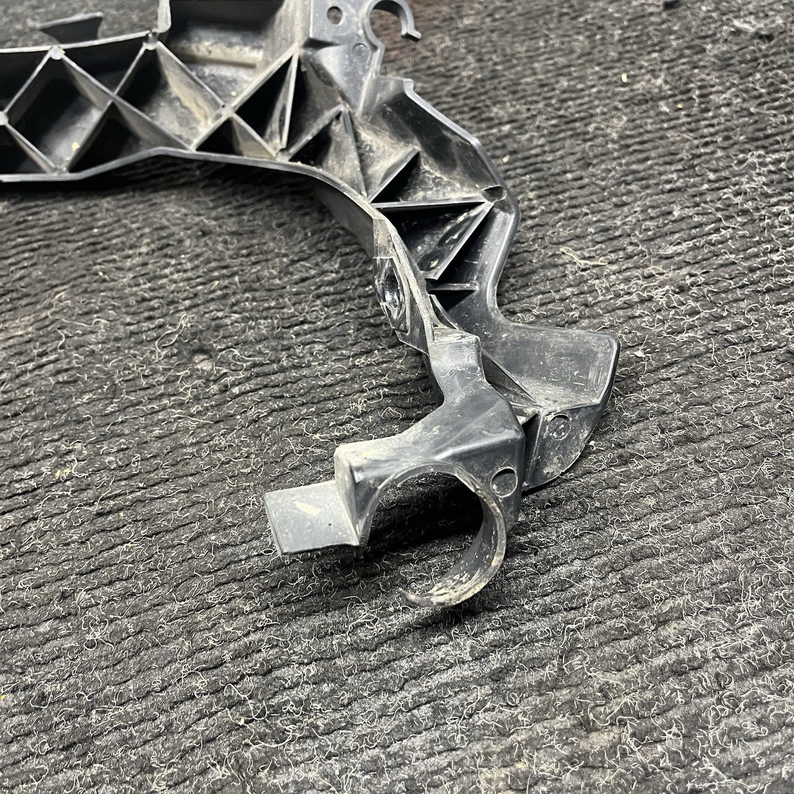 ☑️ 09-11 BMW E90 E91 LCI Front Left Driver Headlight Arm Bracket Mount Plastic