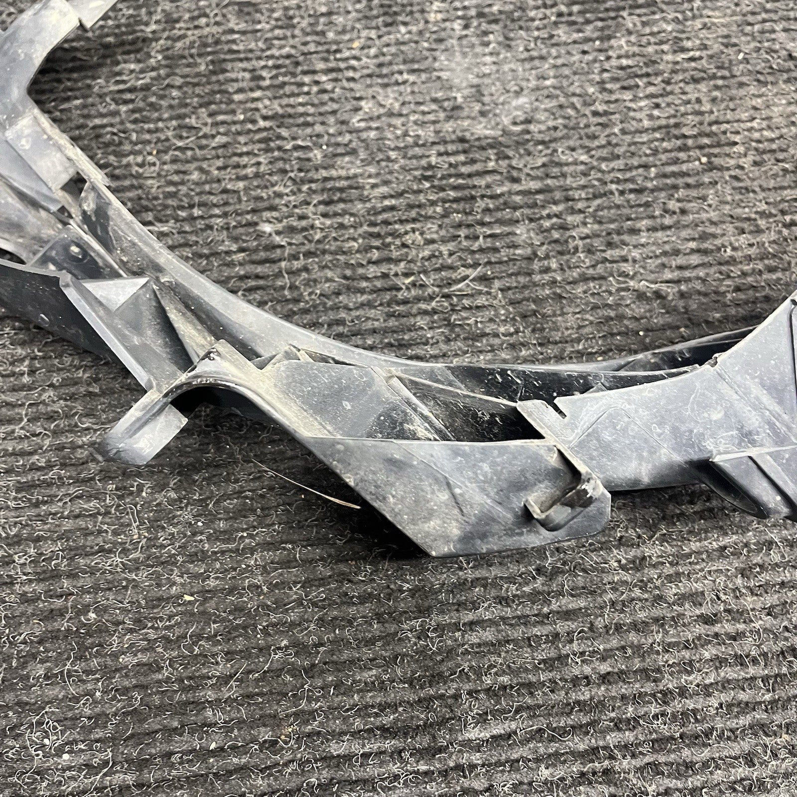 ☑️ 09-11 BMW E90 E91 LCI Front Left Driver Headlight Arm Bracket Mount Plastic
