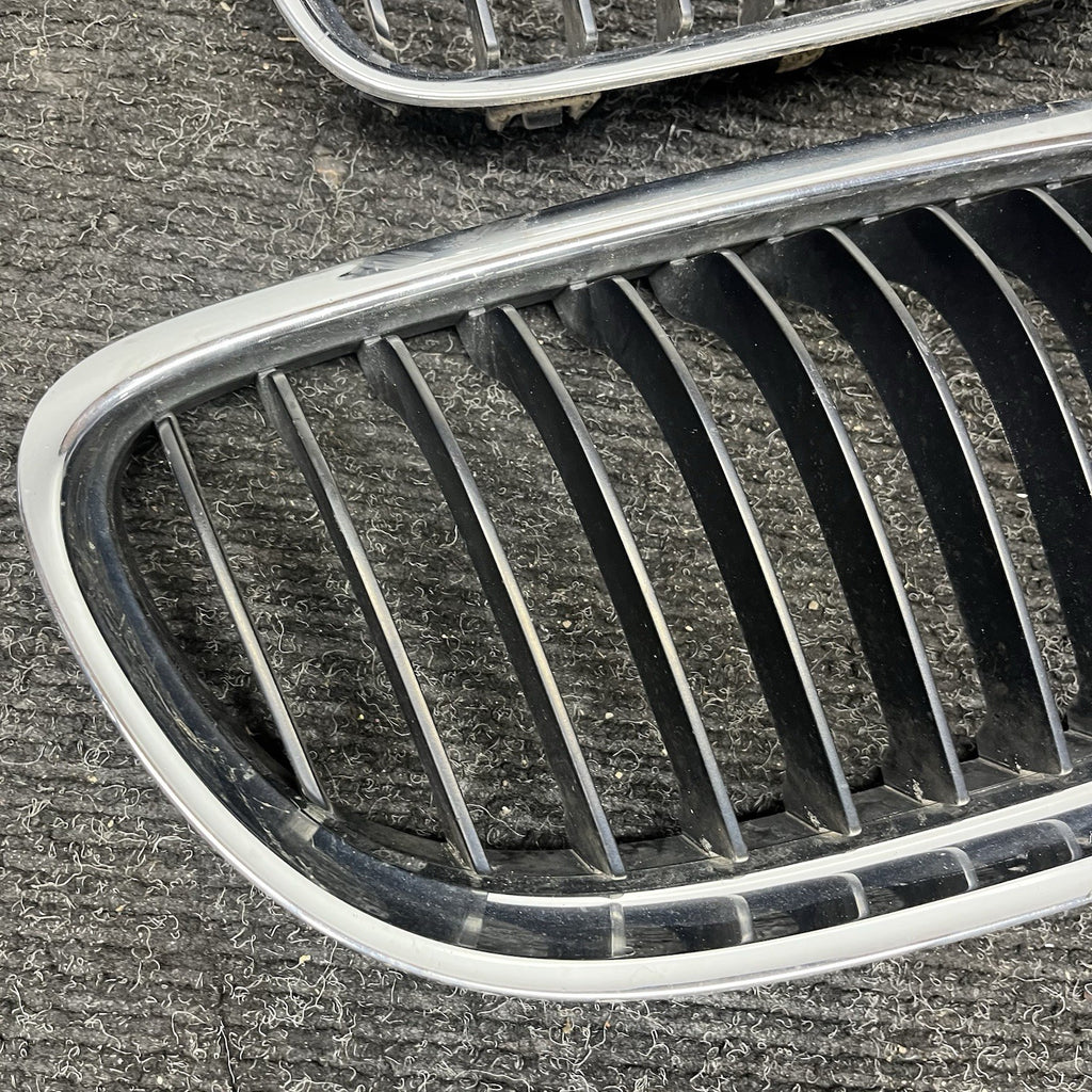 ☑️ 09-11 BMW E90 LCI 3-SERIES KIDNEY GRILLE CHROME WITH BLACK SINGLE SLANTS OEM