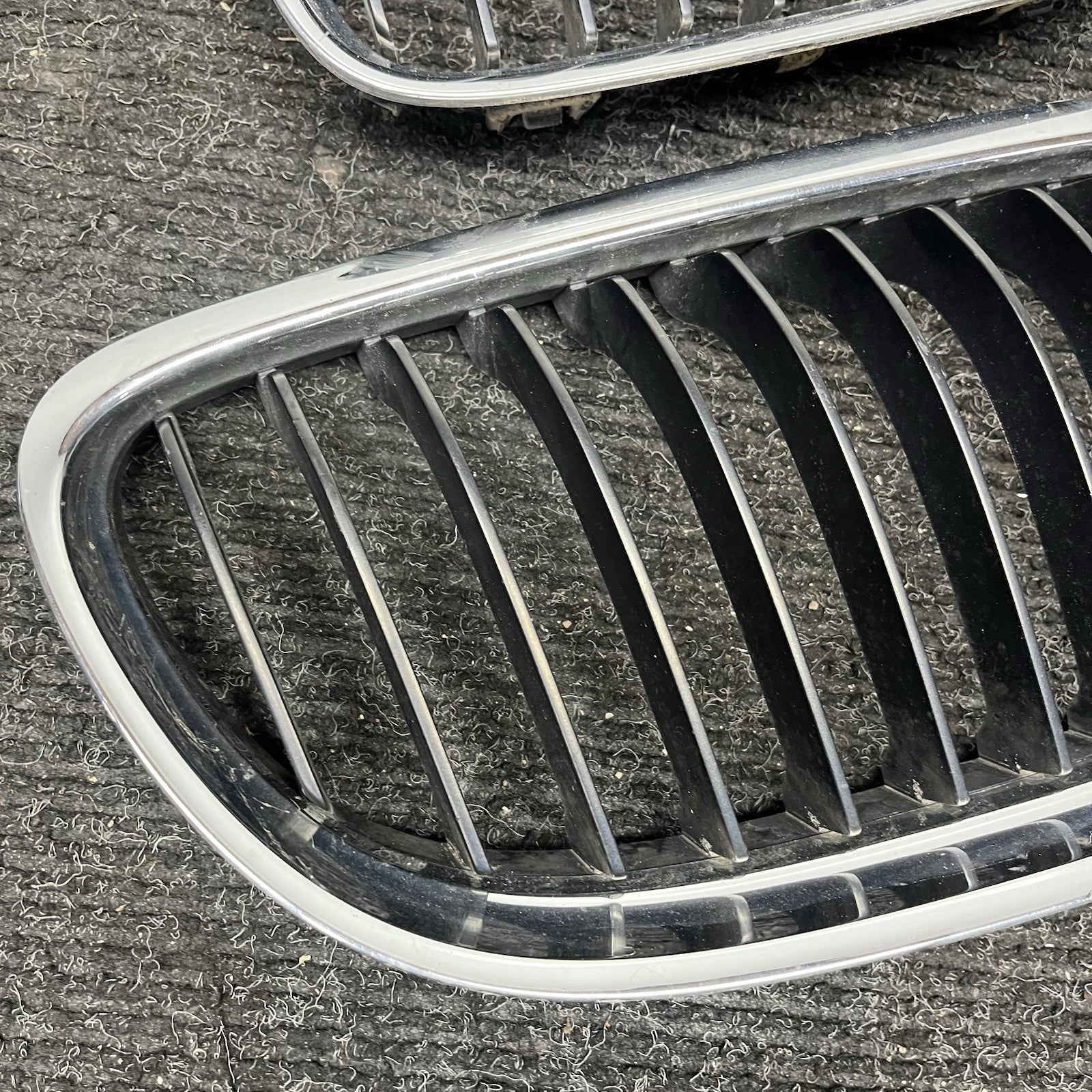 ☑️ 09-11 BMW E90 LCI 3-SERIES KIDNEY GRILLE CHROME WITH BLACK SINGLE SLANTS OEM
