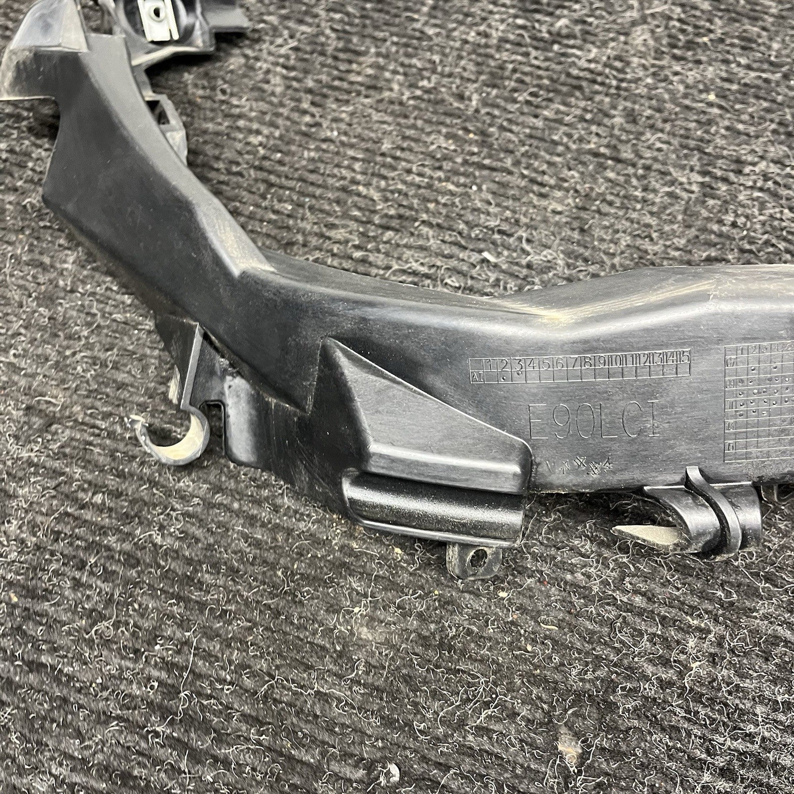 ☑️ 09-11 BMW E90 328i 335d Front Right Headlight Arm Bracket Mount 7138402 OEM