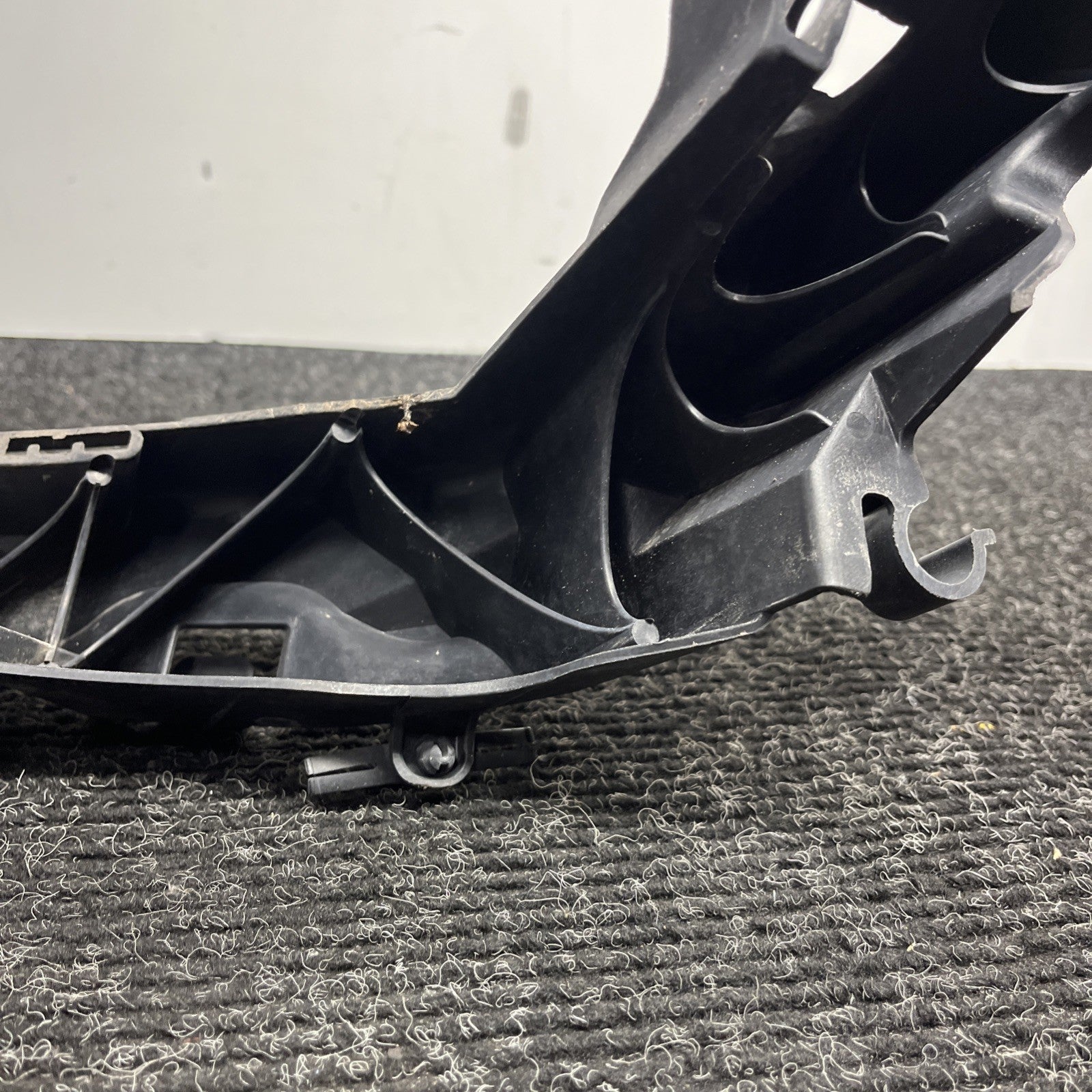 ☑️ 07-10 OEM BMW E92 E93 335 Right Passenger Headlight Bracket Carrier Mount