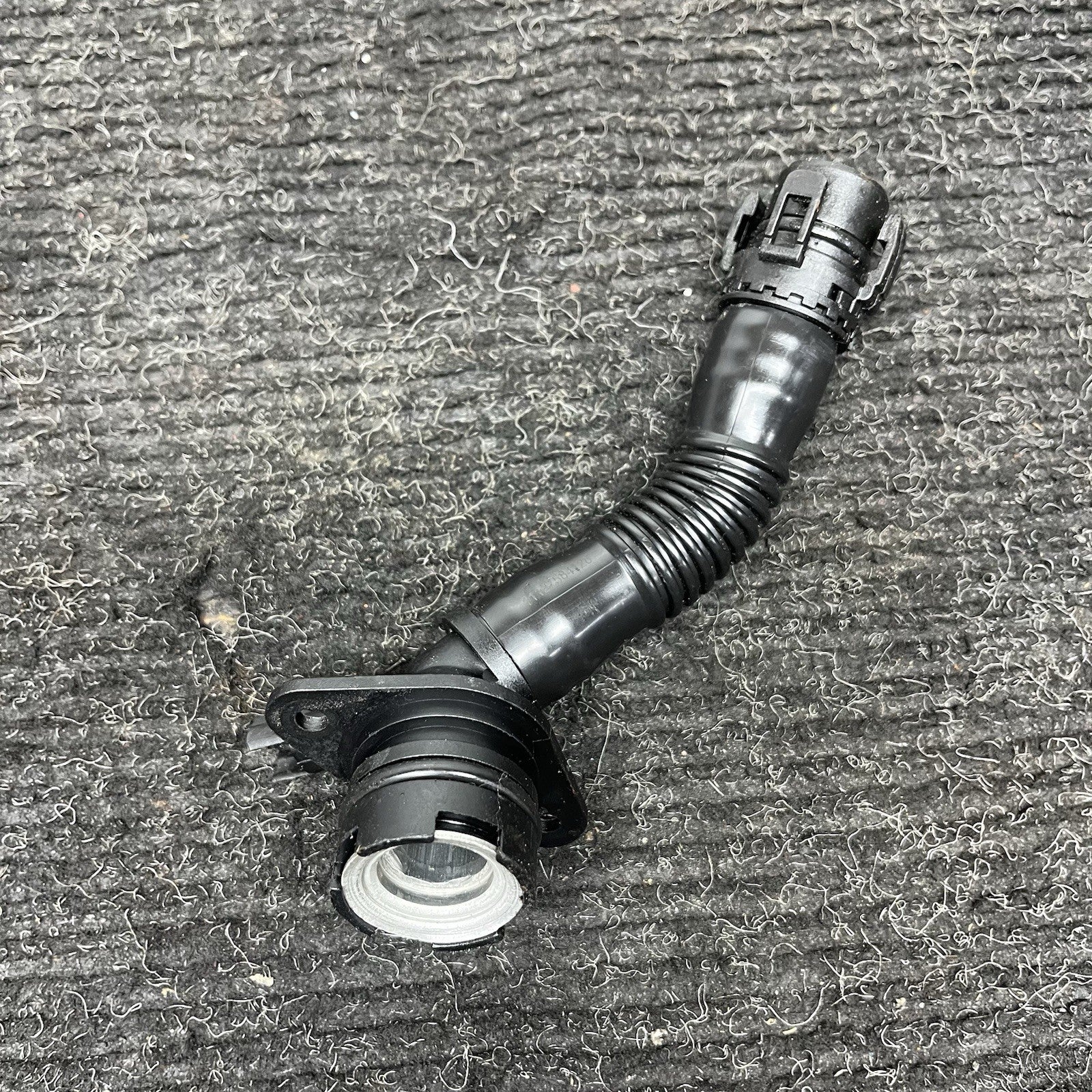 ☑️ 2011-2018 BMW X5 35IX E70 - Crankcase Breather HOSE / VENT TUBE 7584128