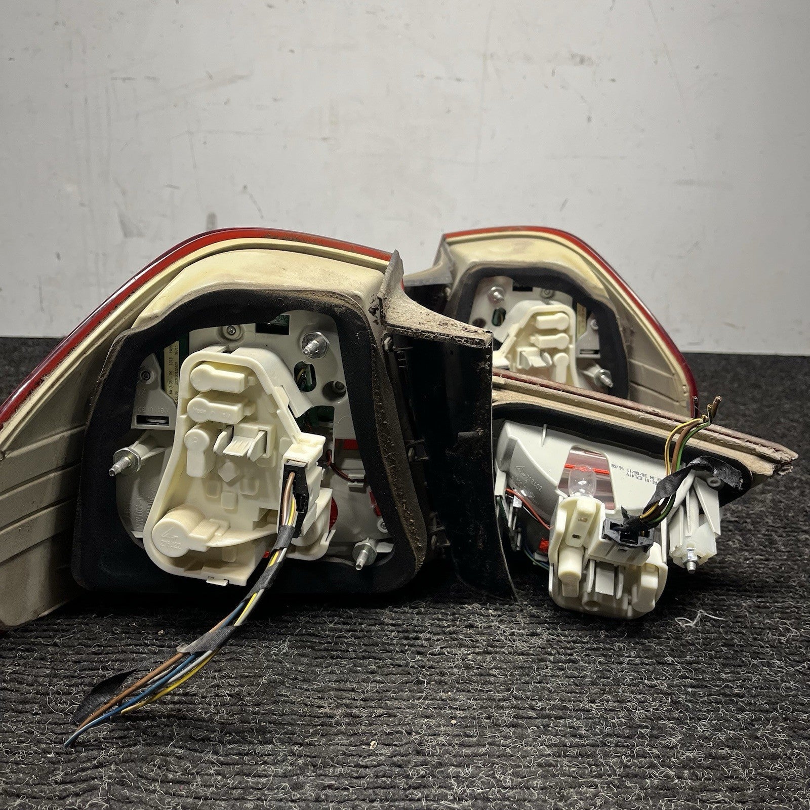 ☑️ BMW E90 335i 328i 2009-11 LCI Tail Light Set Inner & Outers USED OEM