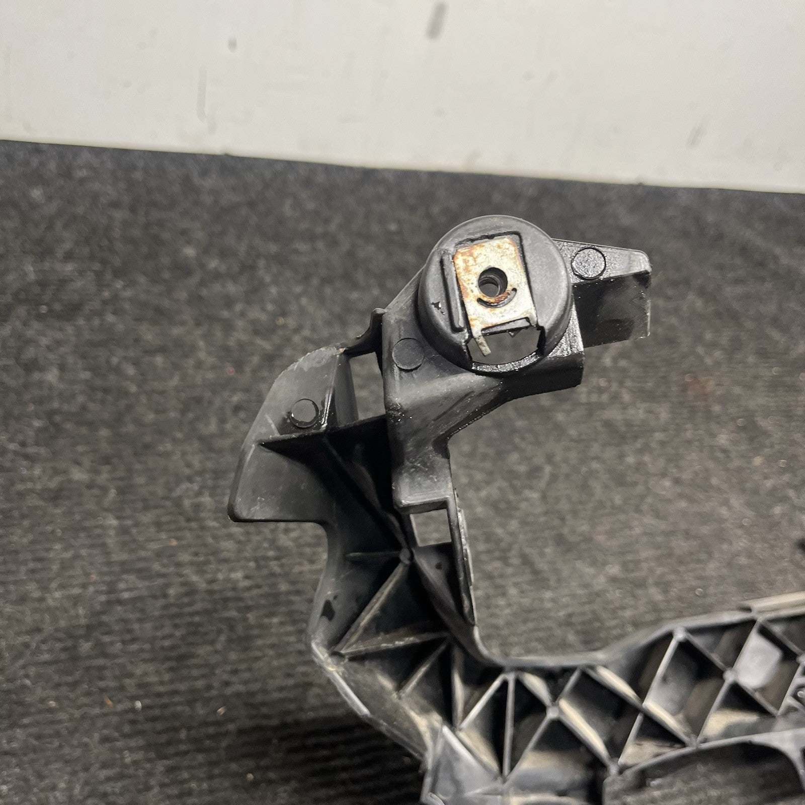 ☑️ 09-11 BMW E90 E91 LCI Front Left Driver Headlight Arm Bracket Mount Plastic