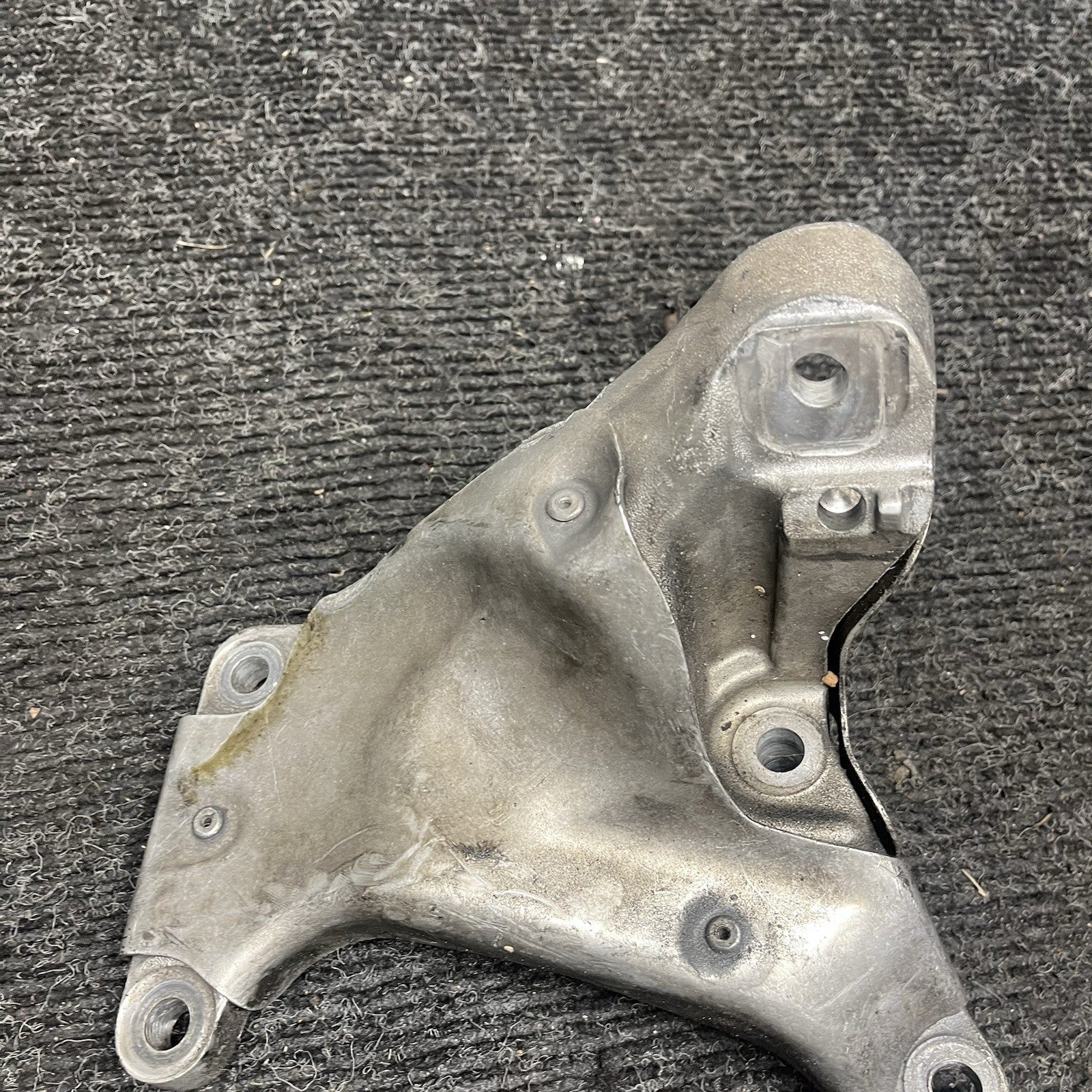 07-11 BMW E82 E88 E90 E92 135I 335I N54 Z4 RIGHT PASSENGER ENGINE MOUNT BRACKET