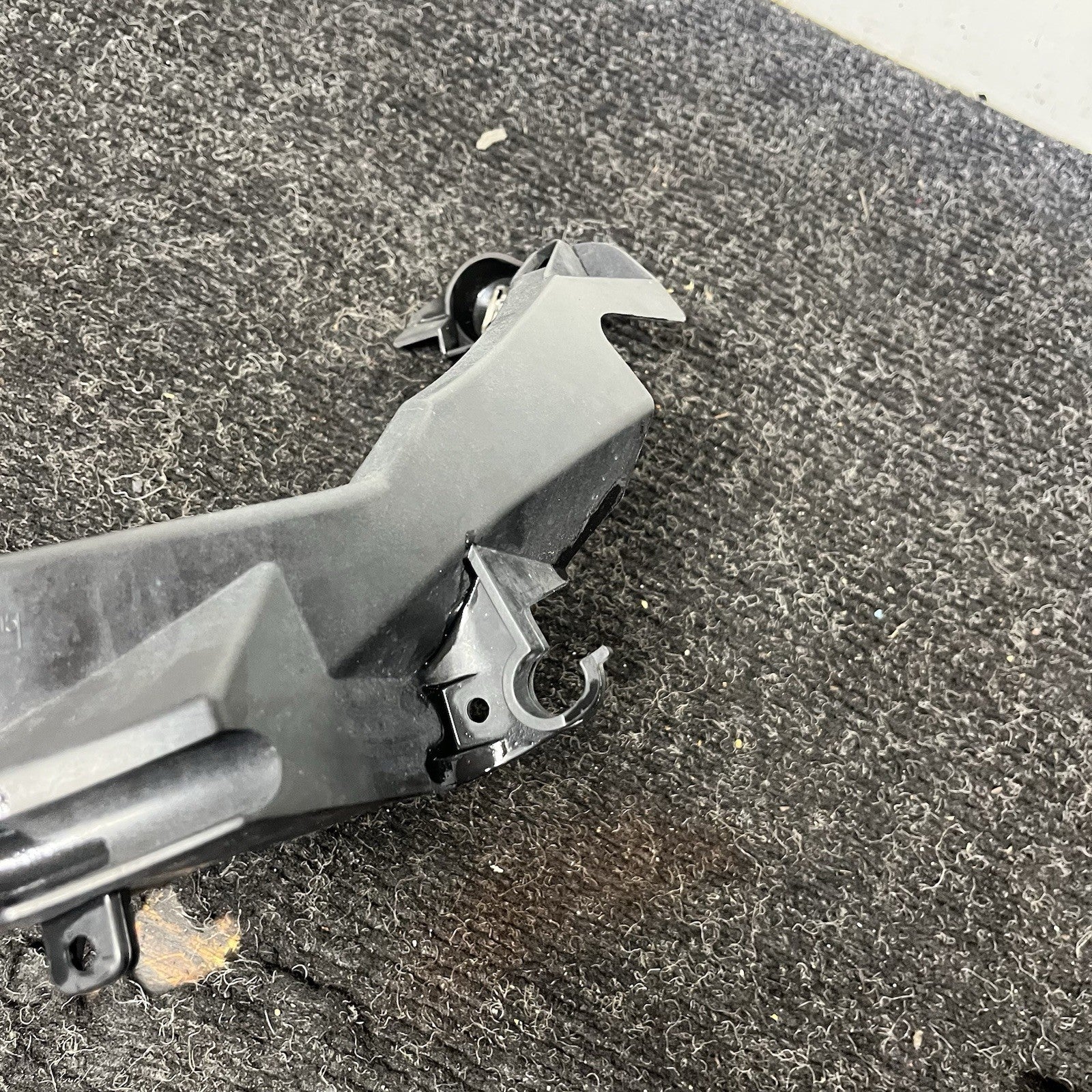 ☑️ 09-11 BMW E90 E91 LCI Front Left Driver Headlight Arm Bracket Mount Plastic