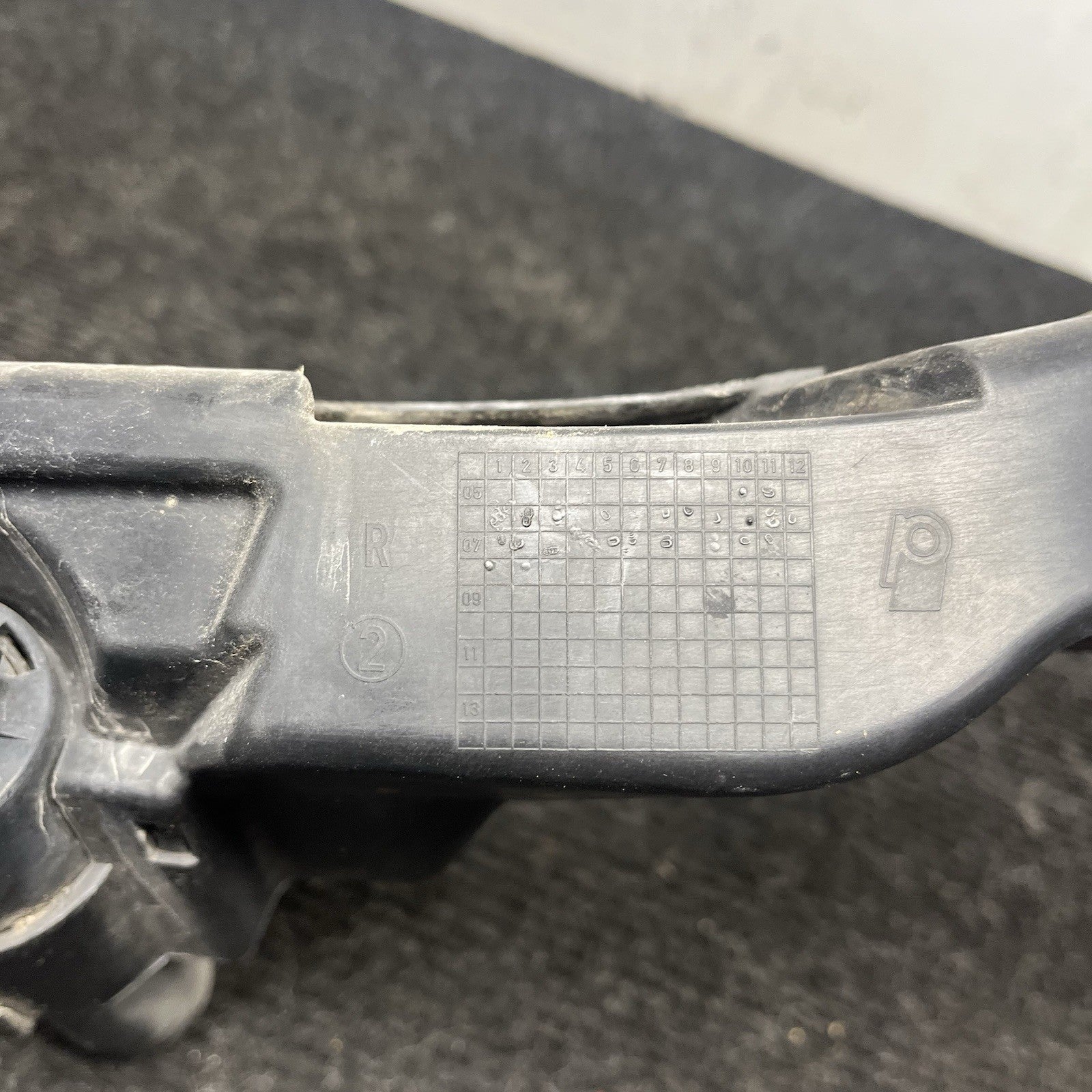 ☑️ 07-10 OEM BMW E92 E93 328 335 Right Passenger Headlight Bracket Carrier Mount