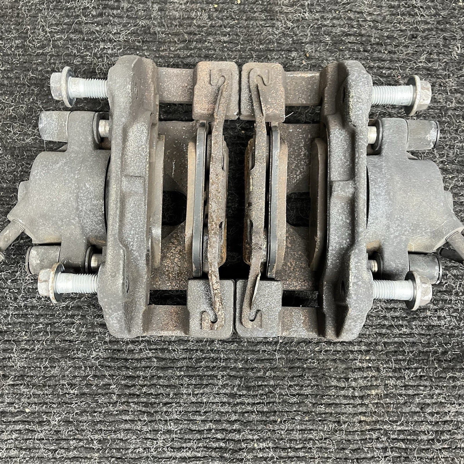 ☑️ 03-05 BMW E85 Z4 RWD SET OF 2 FRONT LEFT & RIGHT BRAKE CALIPER OEM *NOTE*