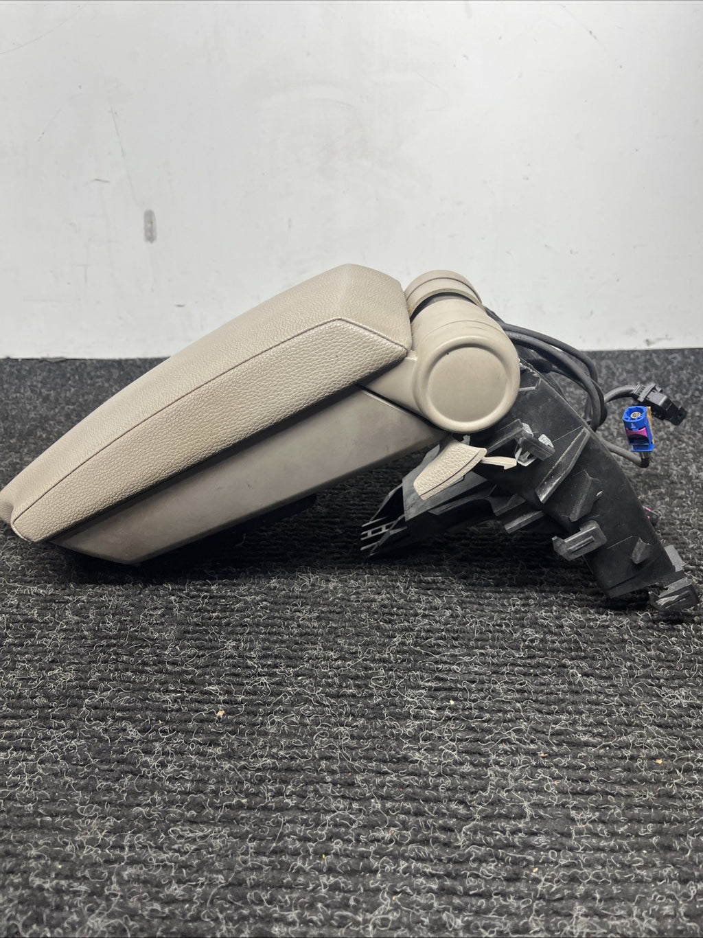 ☑️ 08-13 OEM BMW E88 128i 135i Center Console Armrest Tray Leather Beige