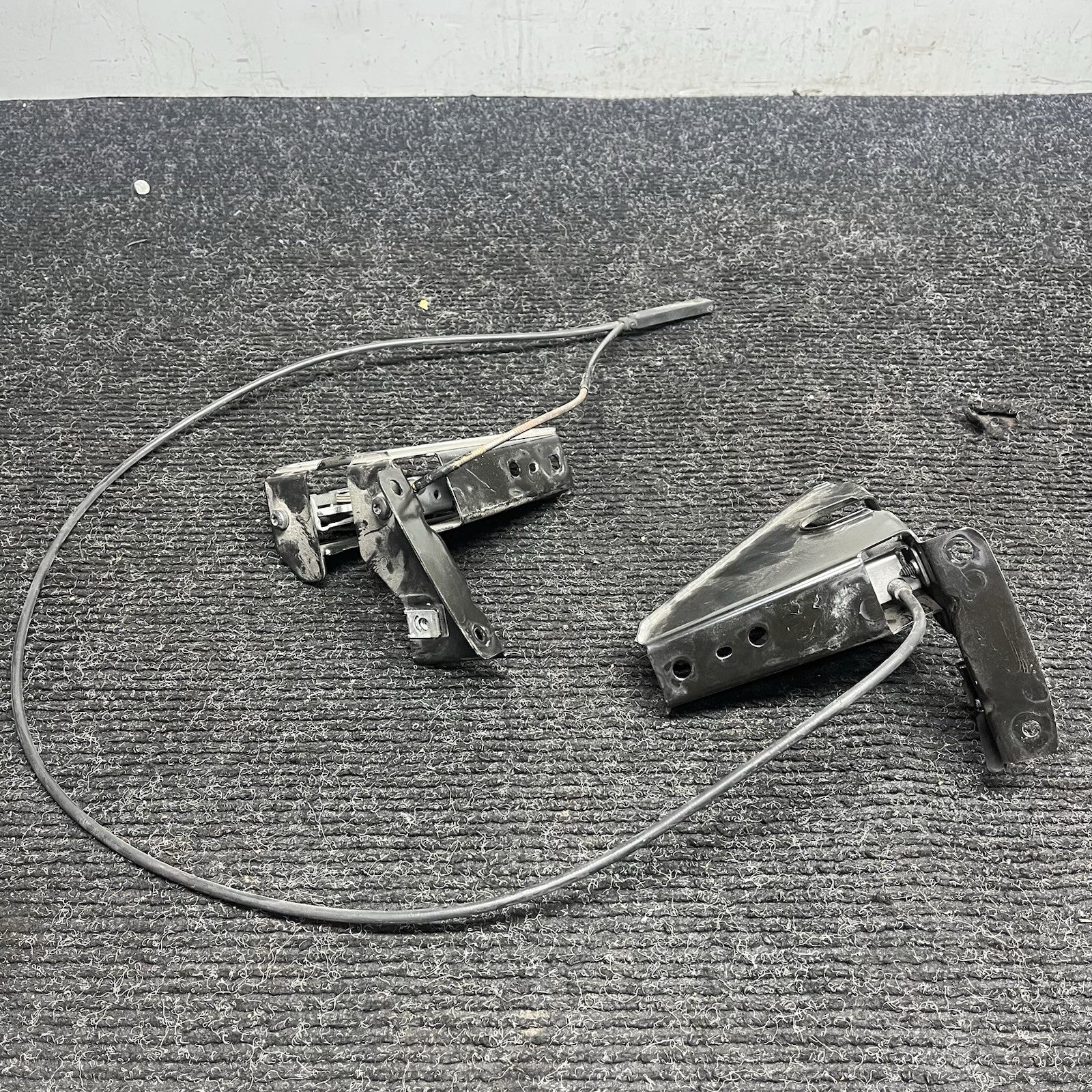 ☑️ 2007-2013 BMW 3 Series Hood Catch Lock Latch BMW E92 335i Coupe RH LH OEM