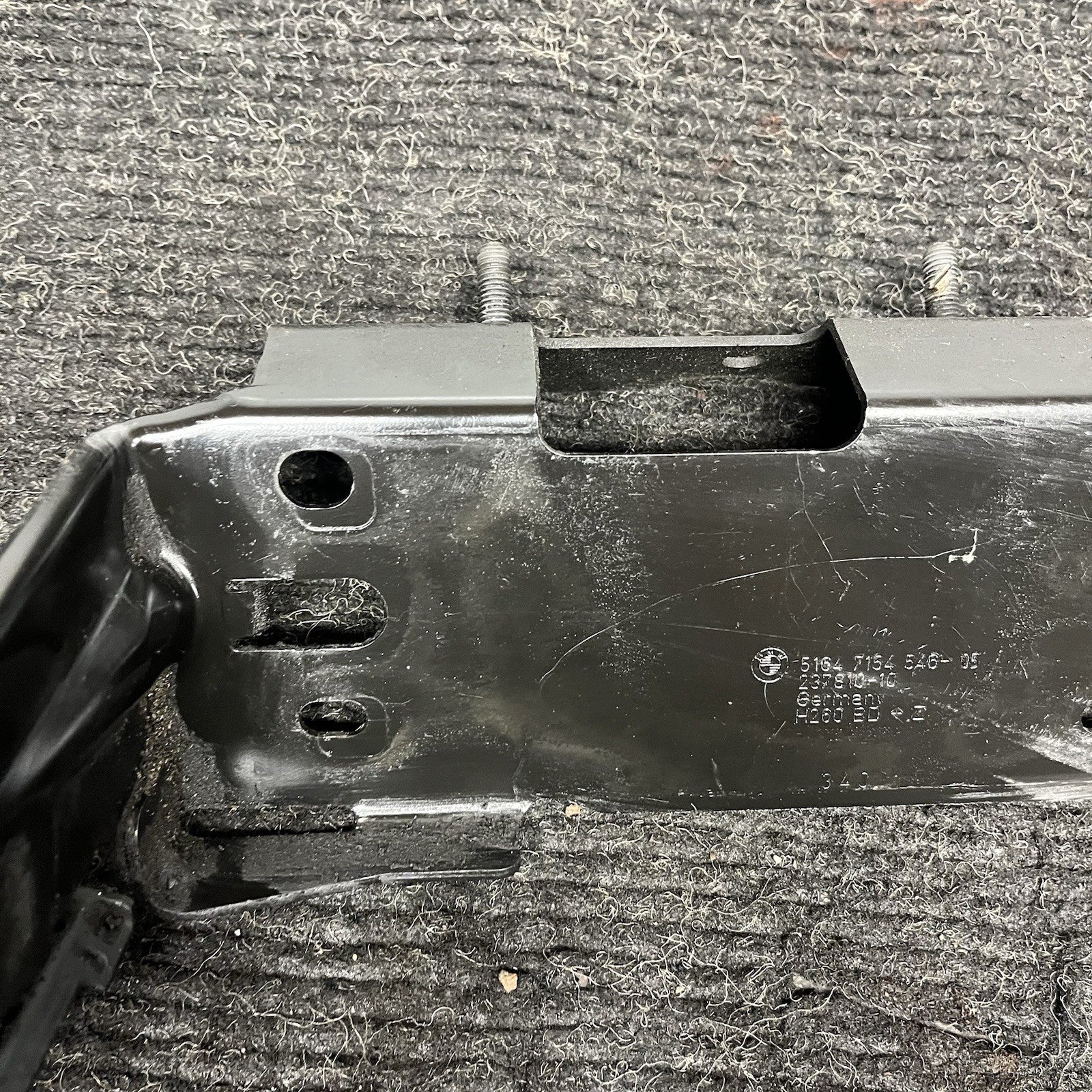 ☑️ 2007-2013 BMW E92 E93 335I RIGHT PASSENGER LOWER RADIATOR BRACKET OEM 7154546