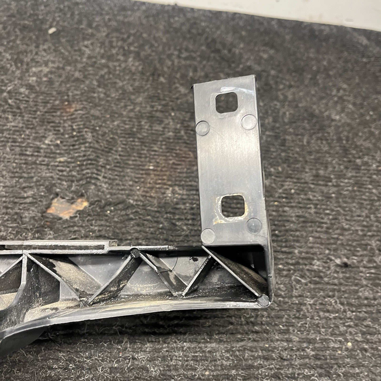 ☑️ 09-11 BMW E90 E91 LCI Front Left Driver Headlight Arm Bracket Mount Plastic