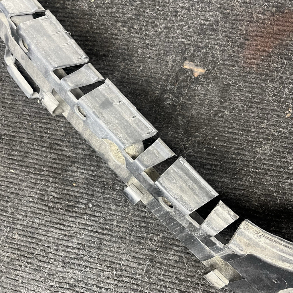 ☑️ BMW 135i 128i E82 E88 Rear Bumper Cover Center Guide Mount Bracket 7170665