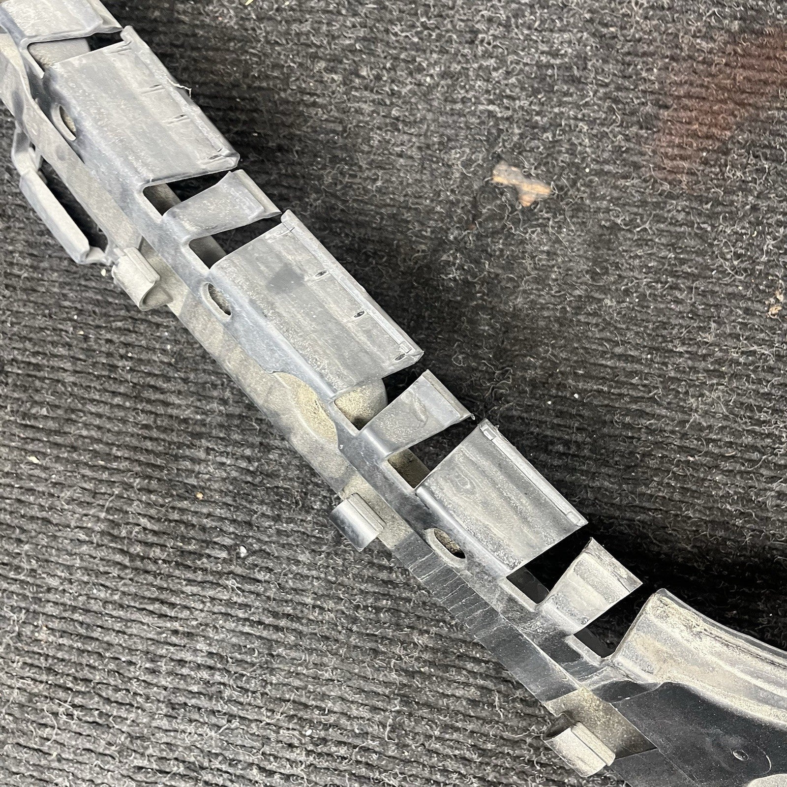 ☑️ BMW 135i 128i E82 E88 Rear Bumper Cover Center Guide Mount Bracket 7170665