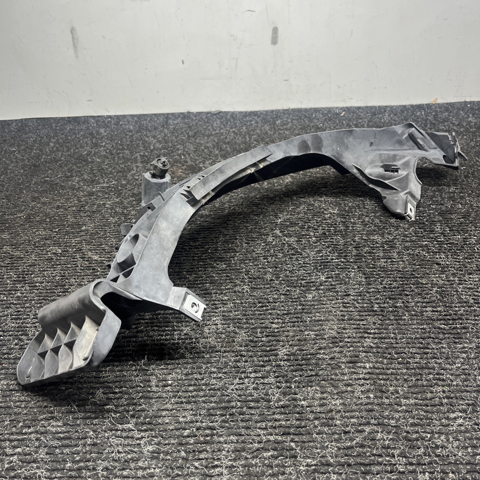 ☑️ 08-13 BMW E82 E88 135 Right Passenger Headlight Arm Bracket Mount