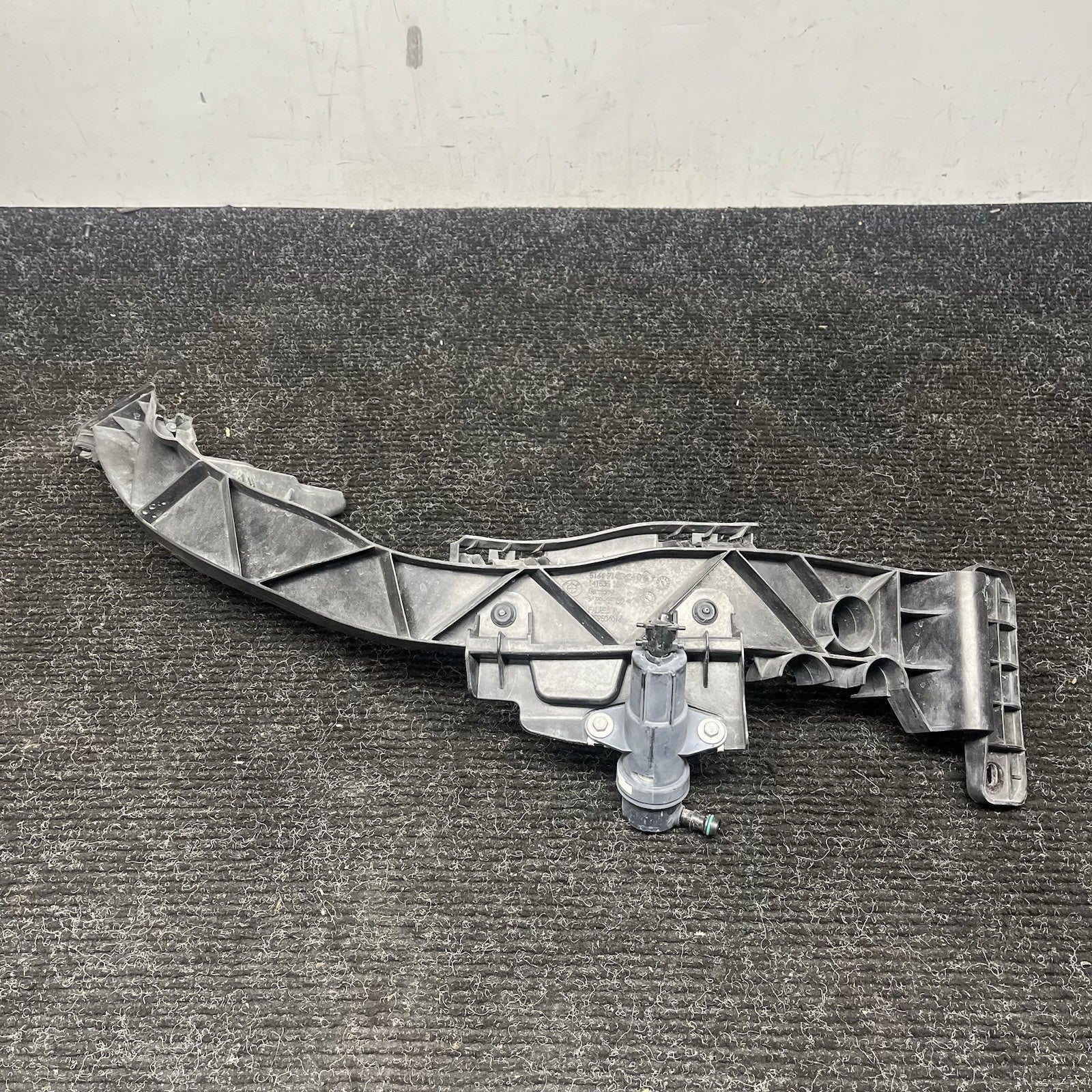 ☑️ 08-13 BMW E82 E88 135 Right Passenger Headlight Arm Bracket Mount