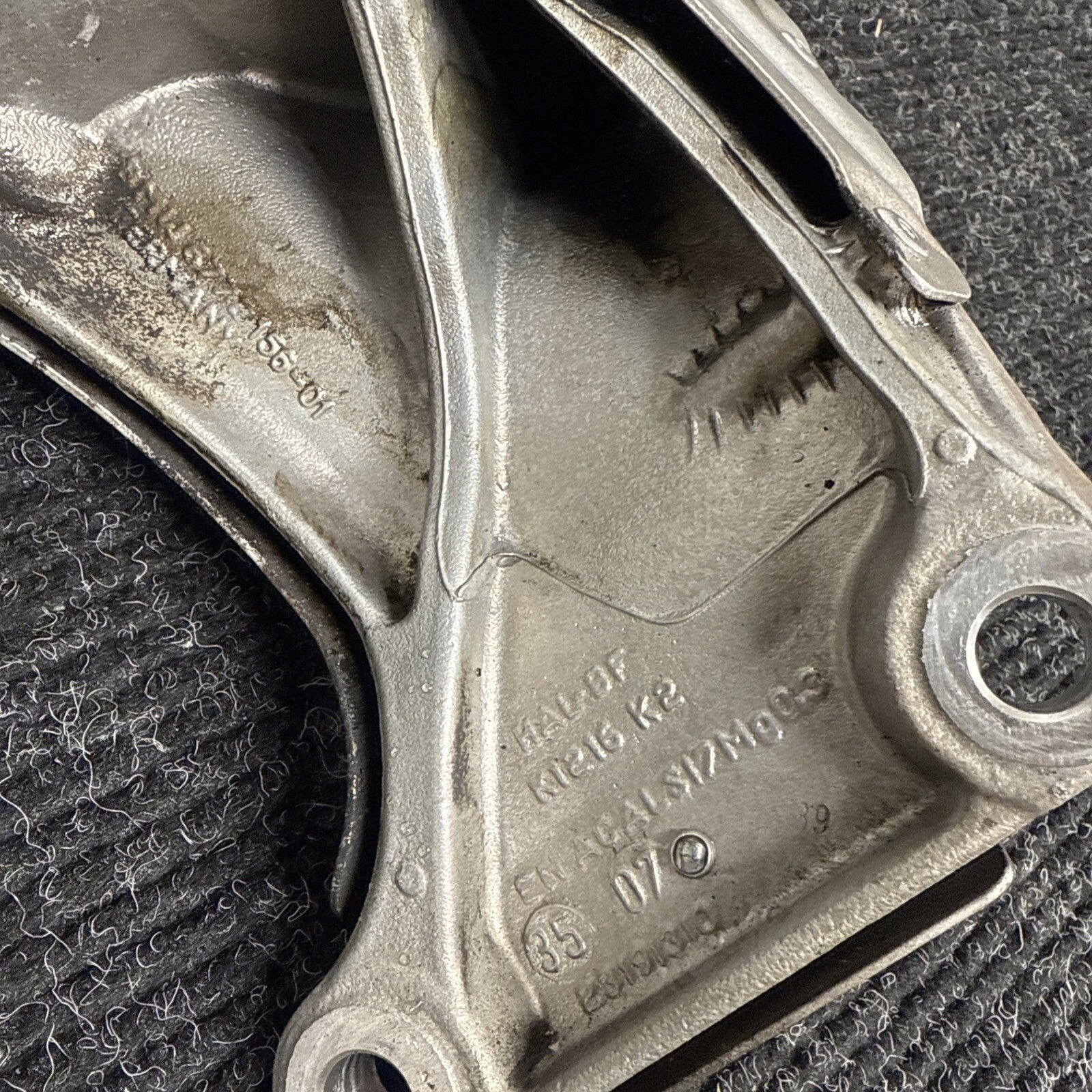 07-11 BMW E82 E88 E90 E92 135I 335I N54 Z4 RIGHT PASSENGER ENGINE MOUNT BRACKET
