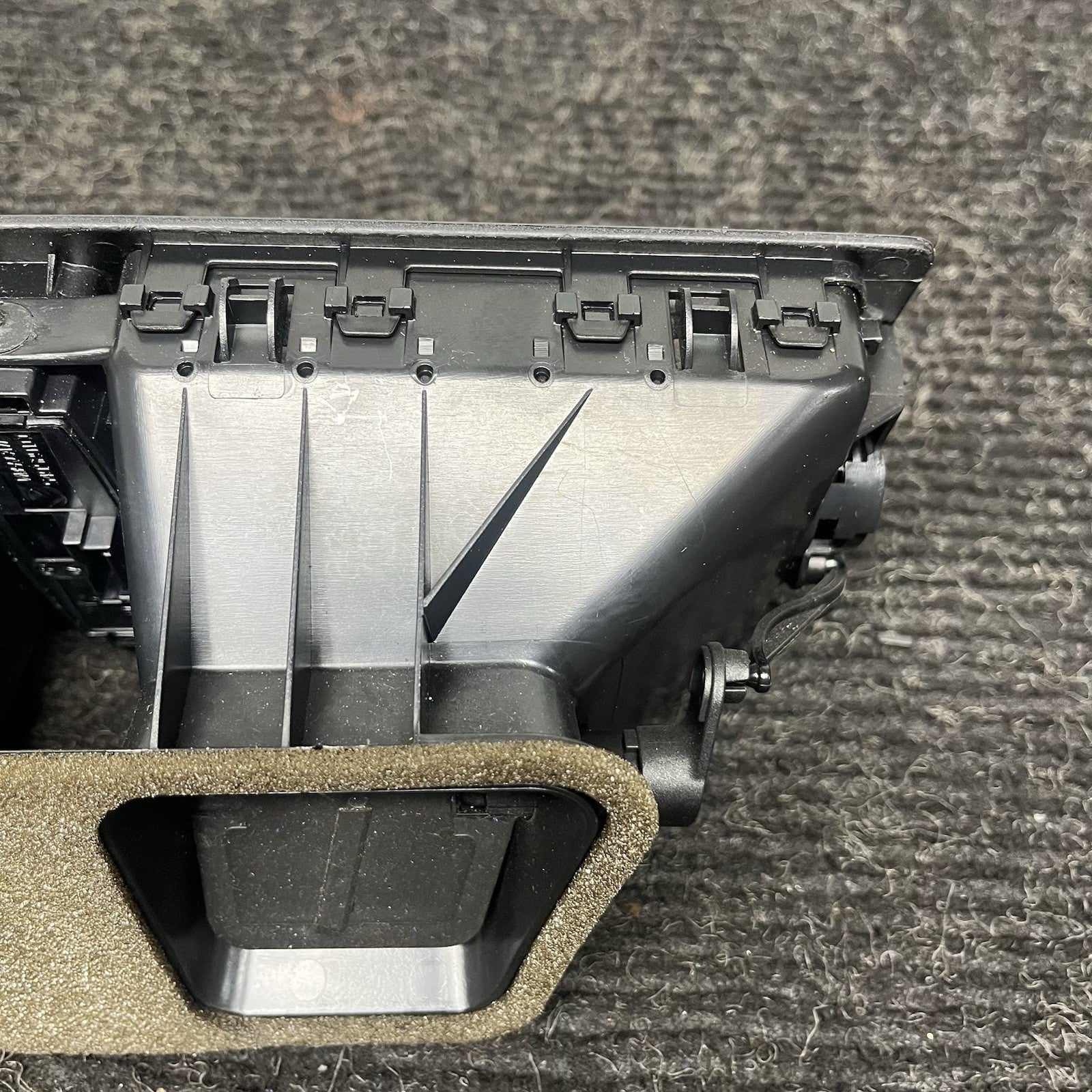 ☑️ 08-13 OEM BMW E82 E88 128 135 Central Dash Dashboard Air Vent Hazard Light