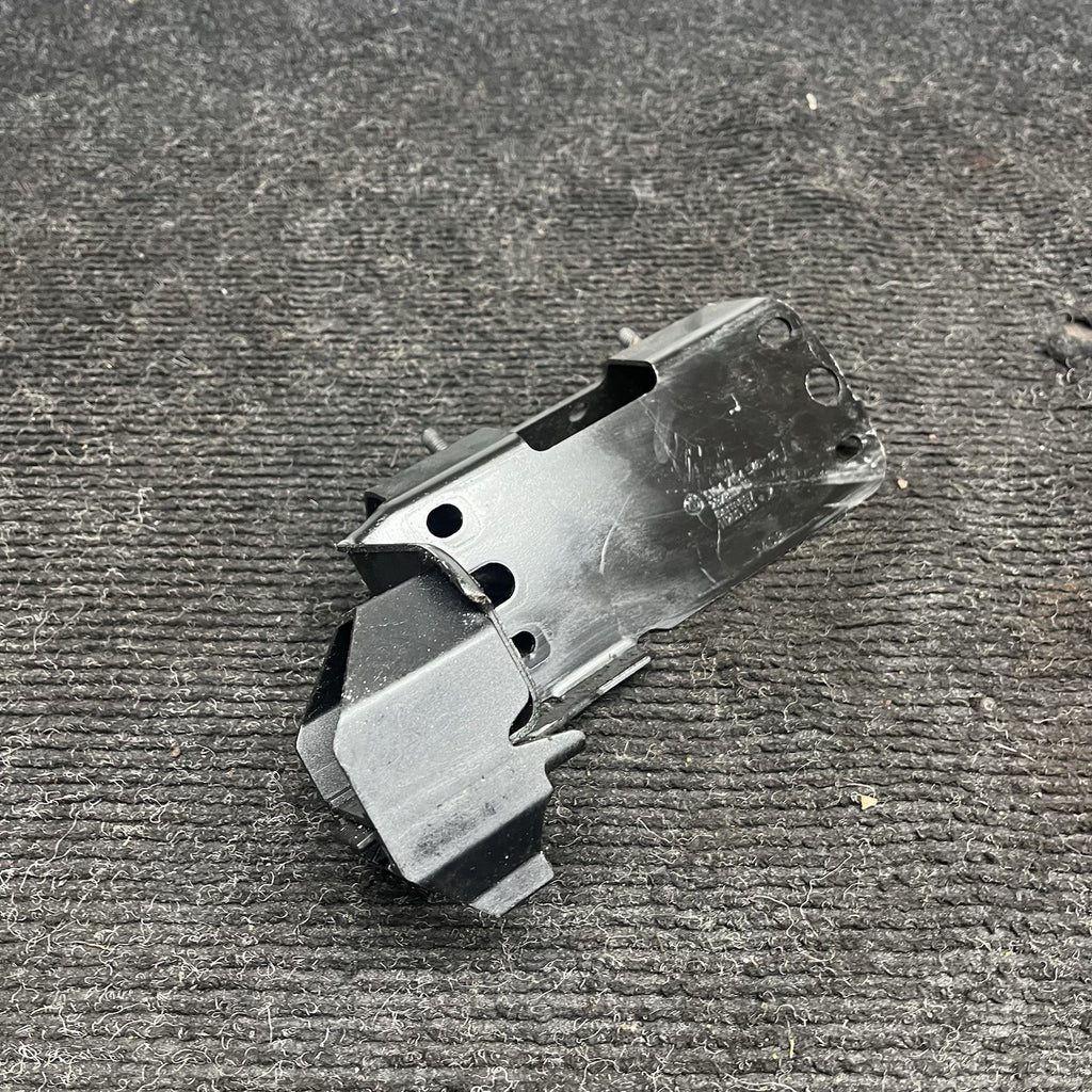 ☑️ 2007-2013 BMW E92 E93 335I RIGHT PASSENGER LOWER RADIATOR BRACKET OEM 7154546
