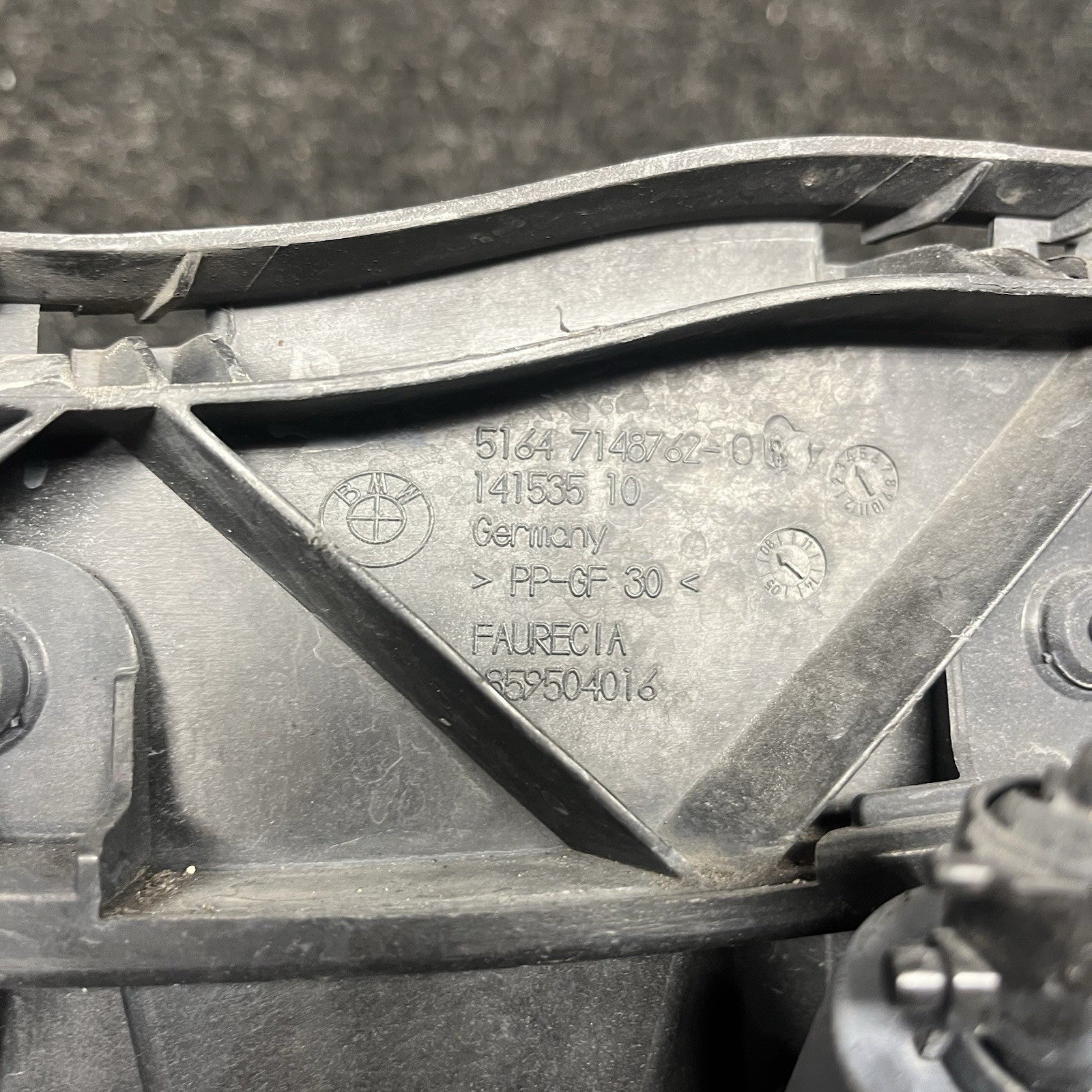 ☑️ 08-13 BMW E82 E88 135 Right Passenger Headlight Arm Bracket Mount
