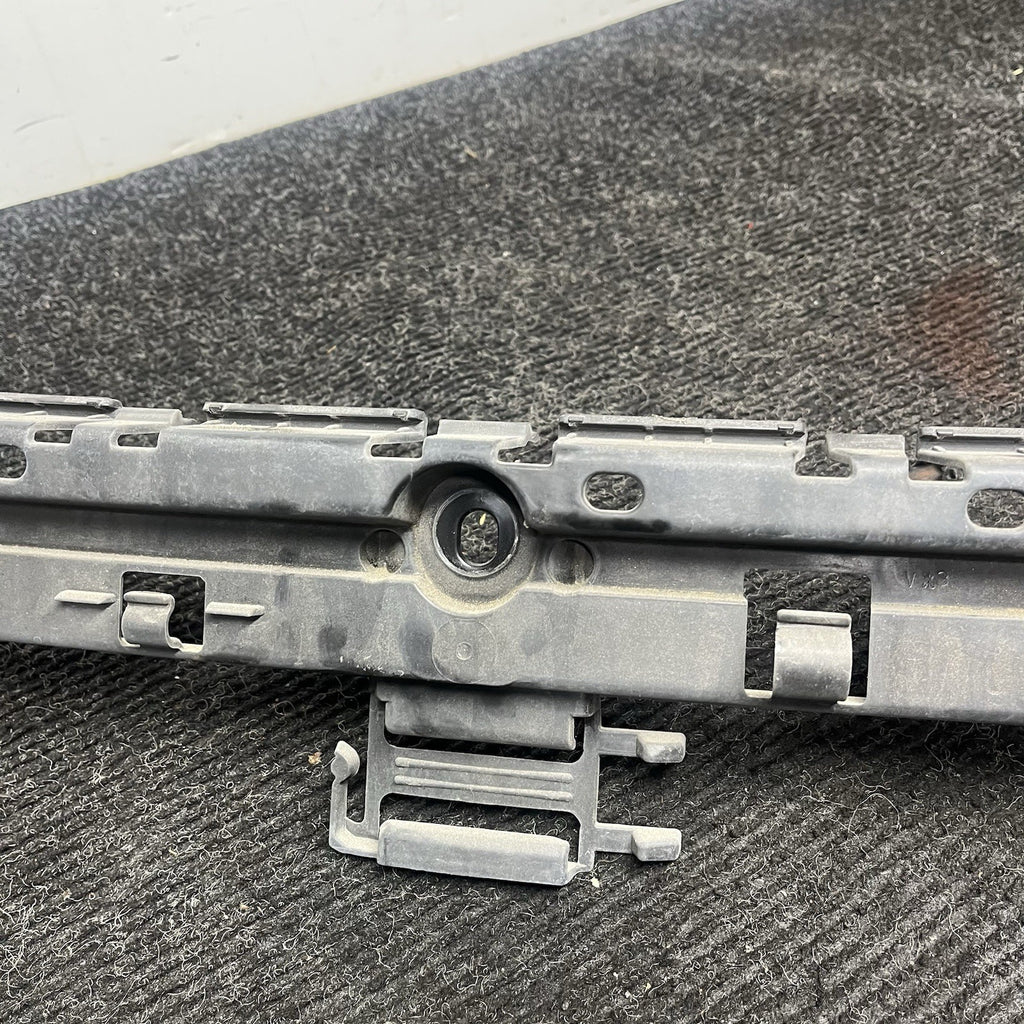 ☑️ BMW 135i 128i E82 E88 Rear Bumper Cover Center Guide Mount Bracket 7170665