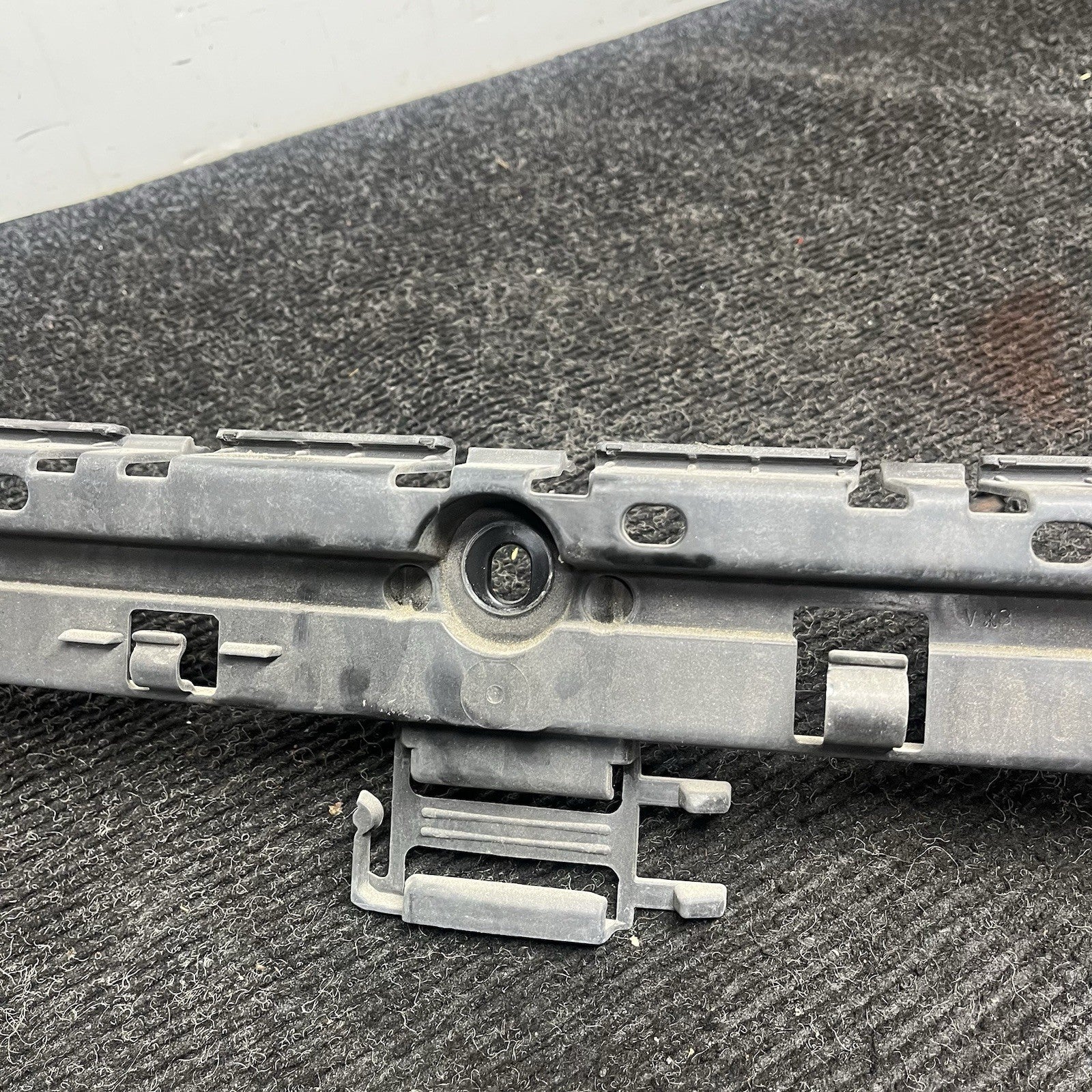 ☑️ BMW 135i 128i E82 E88 Rear Bumper Cover Center Guide Mount Bracket 7170665