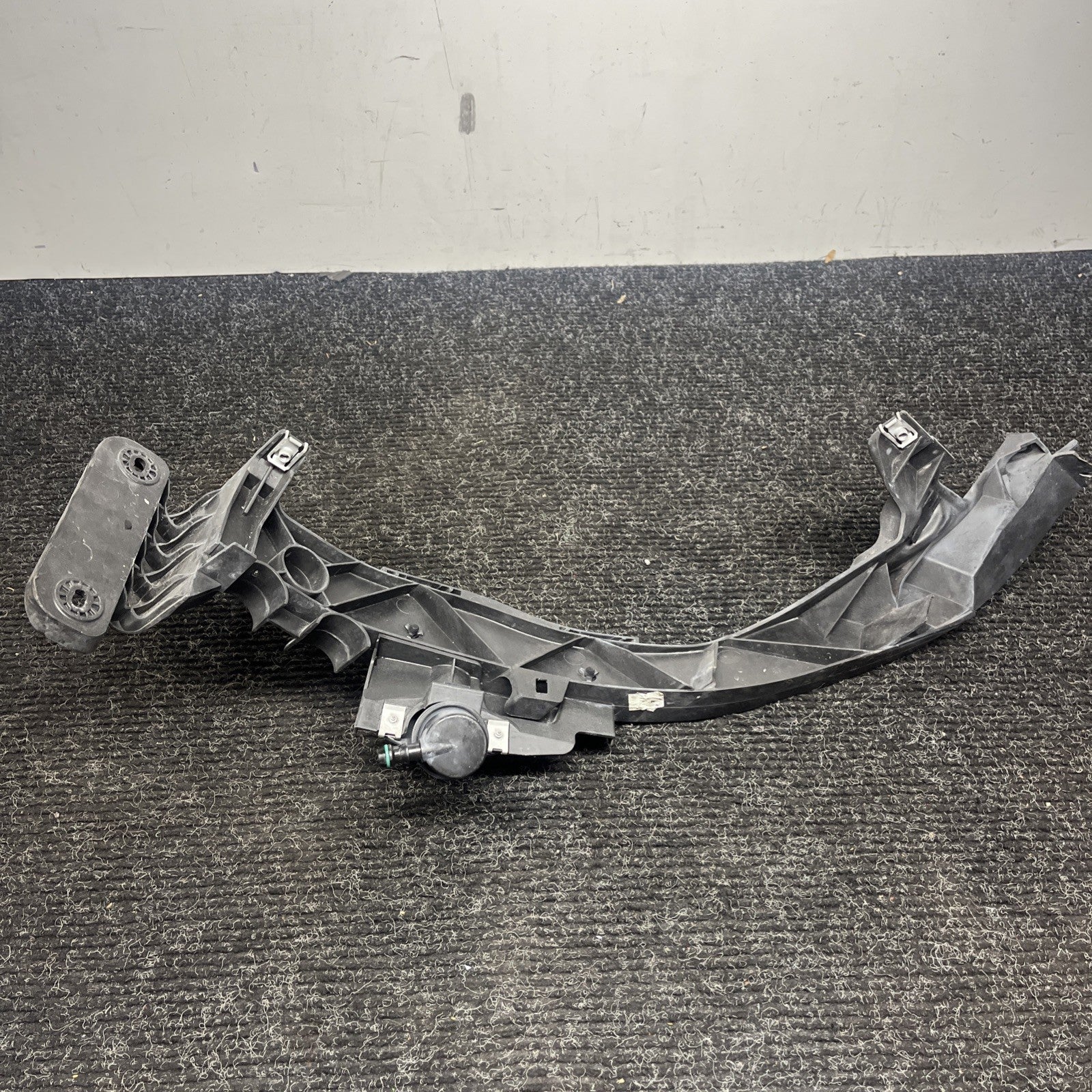 ☑️ 08-13 BMW E82 E88 135 Right Passenger Headlight Arm Bracket Mount