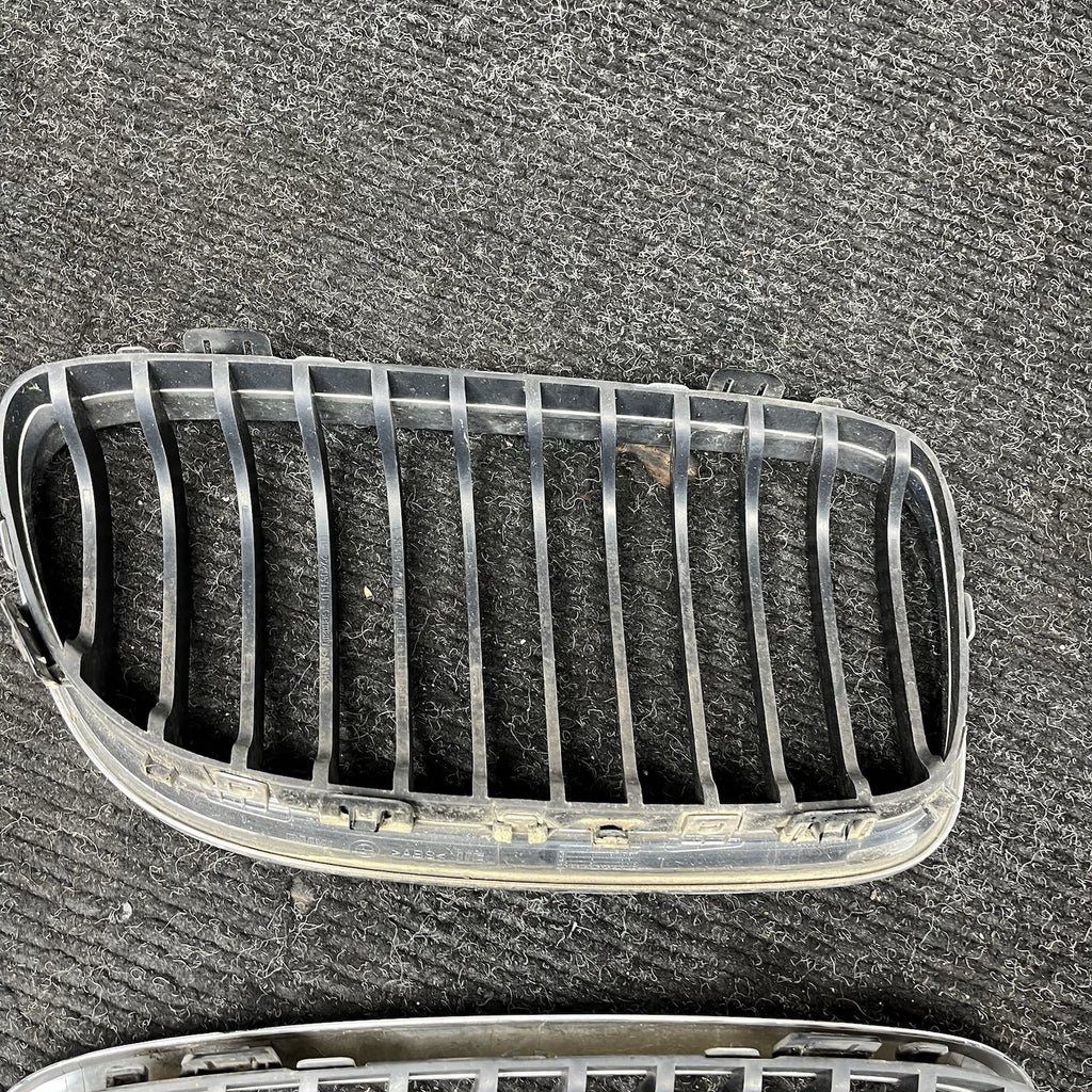 ☑️ 09-11 BMW E90 LCI 3-SERIES KIDNEY GRILLE CHROME WITH BLACK SINGLE SLANTS OEM