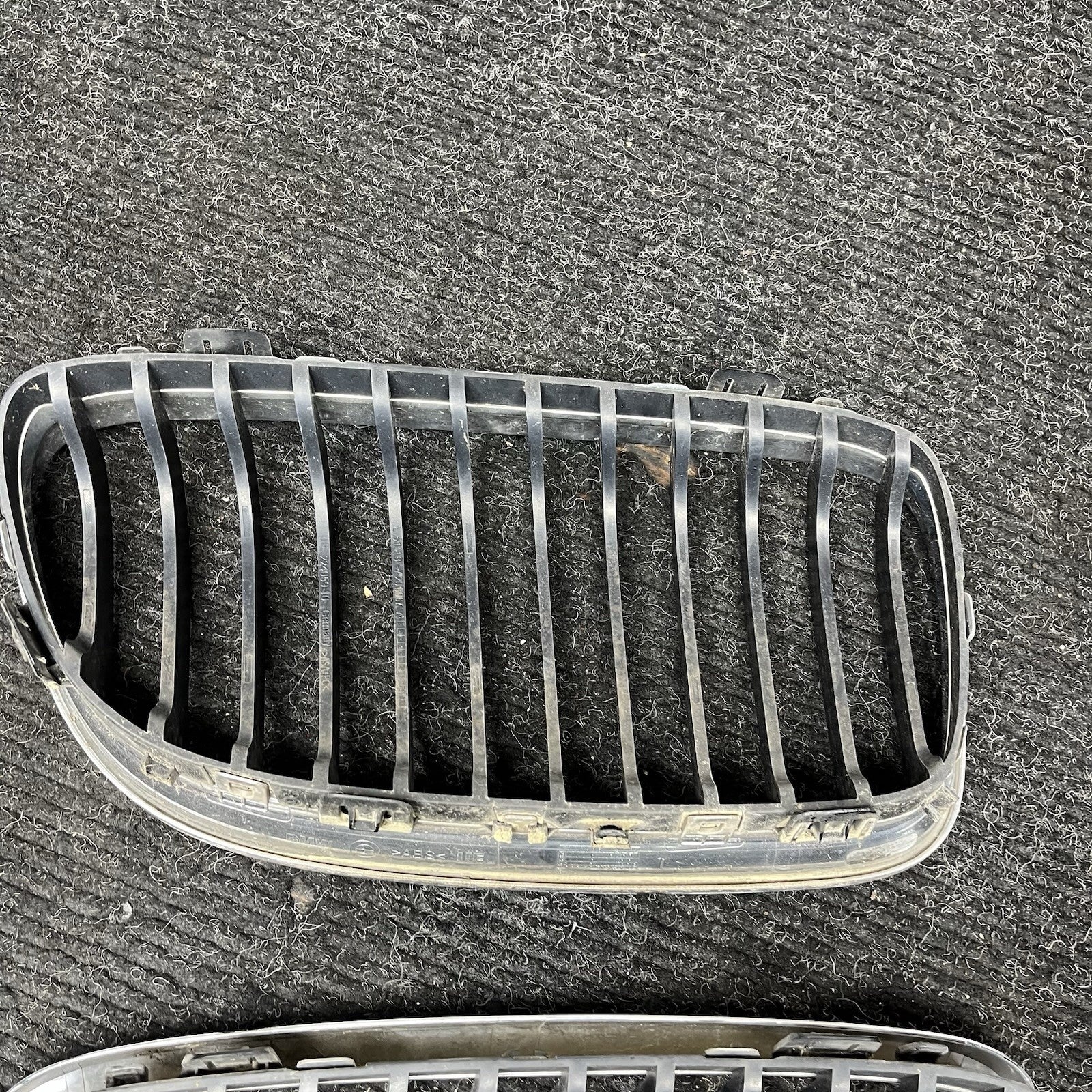 ☑️ 09-11 BMW E90 LCI 3-SERIES KIDNEY GRILLE CHROME WITH BLACK SINGLE SLANTS OEM