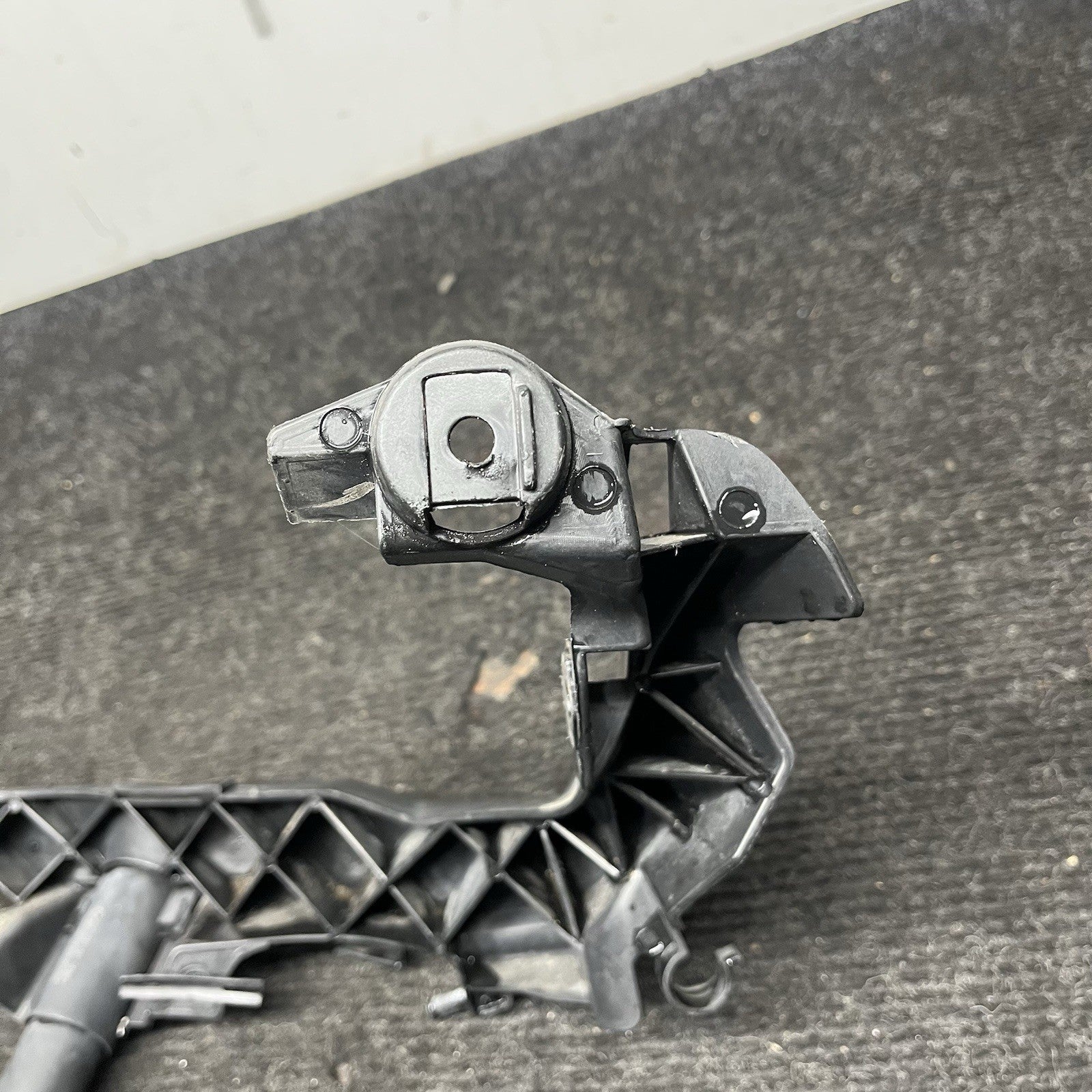 ☑️ 09-11 BMW E90 328i 335d Front Right Headlight Arm Bracket Mount 7138402 OEM