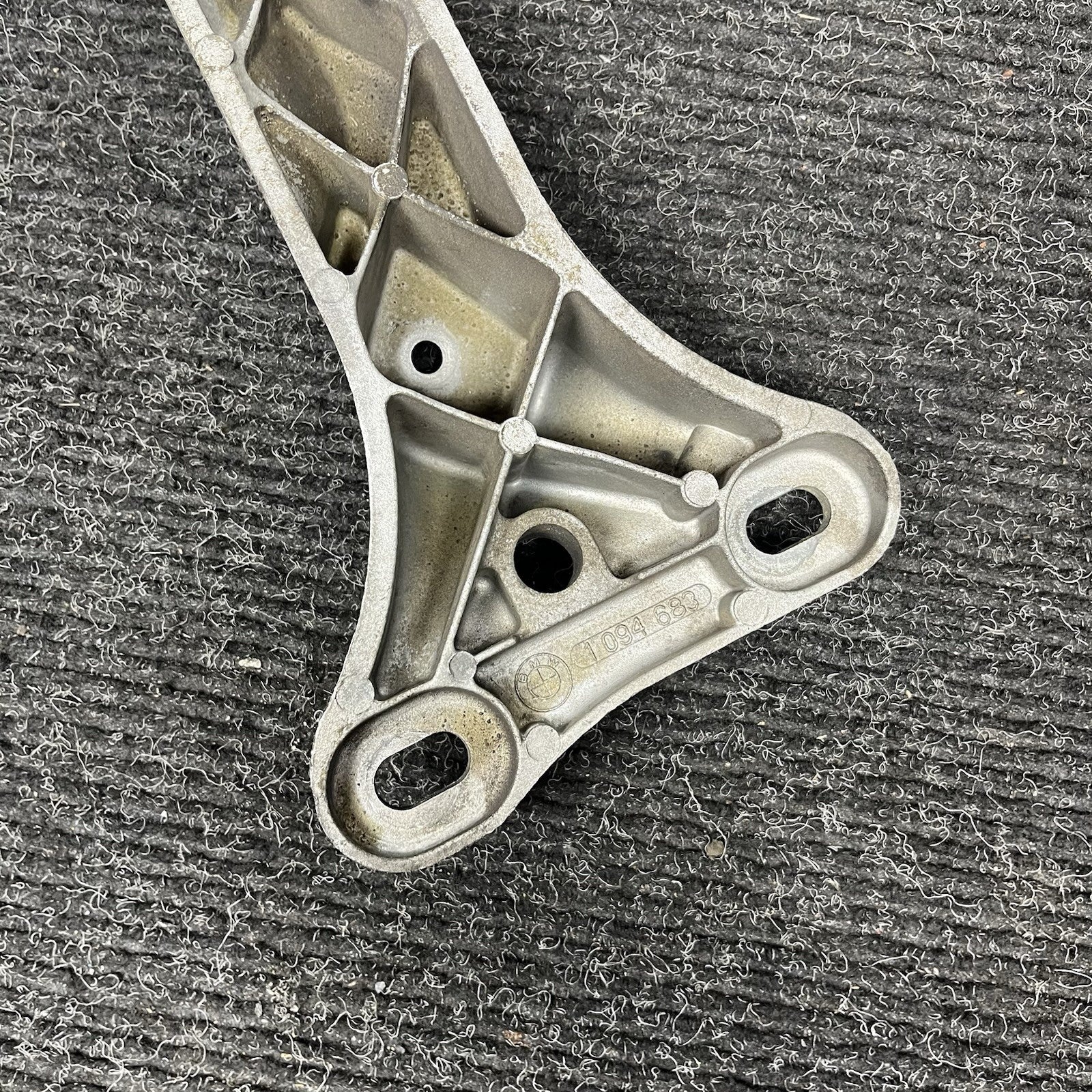 ☑️ 99-03 BMW E46 323i 325i 328i 330i MANUAL GEARBOX TRANSMISSION SUPPORT BRACKET