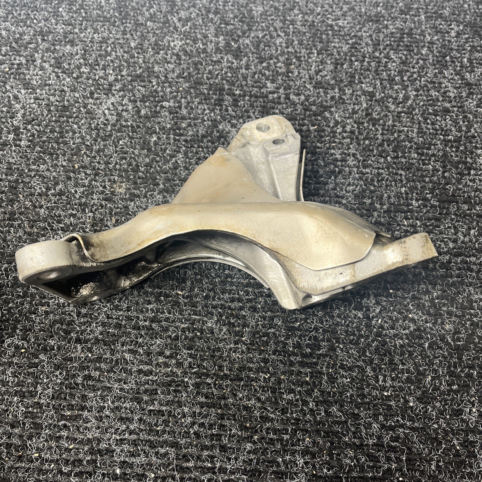 ☑️ 07-11 BMW E82 E88 E90 E92 135i 335i Right Passenger Engine Mount Bracket OEM