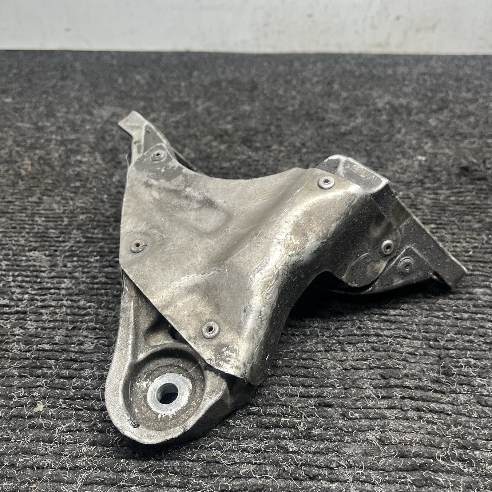 07-11 BMW E82 E88 E90 E92 135I 335I N54 Z4 RIGHT PASSENGER ENGINE MOUNT BRACKET