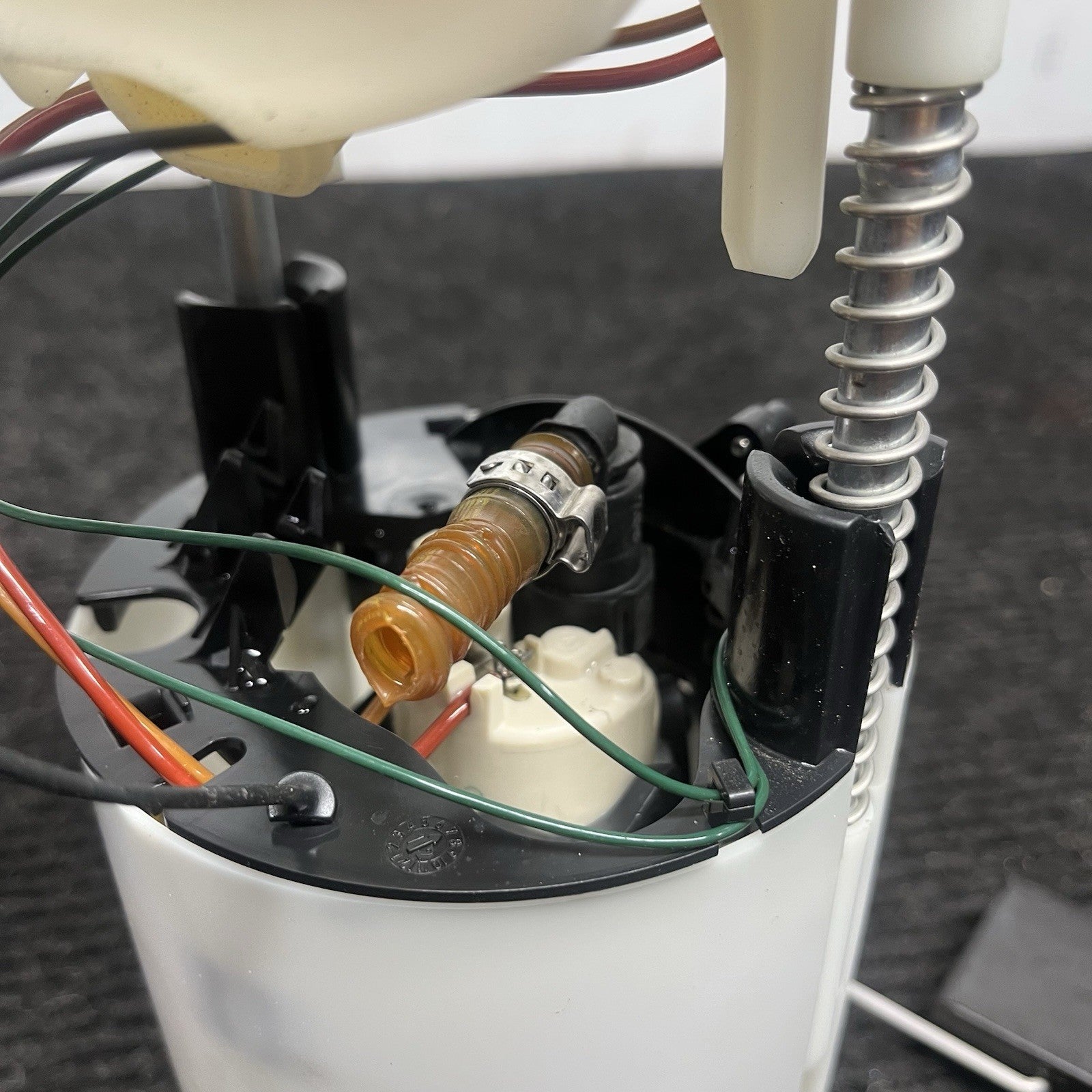 ☑️ 06-13 BMW E82 E88 E90 E91 E92 E93 135I 335I Fuel Pump OEM
