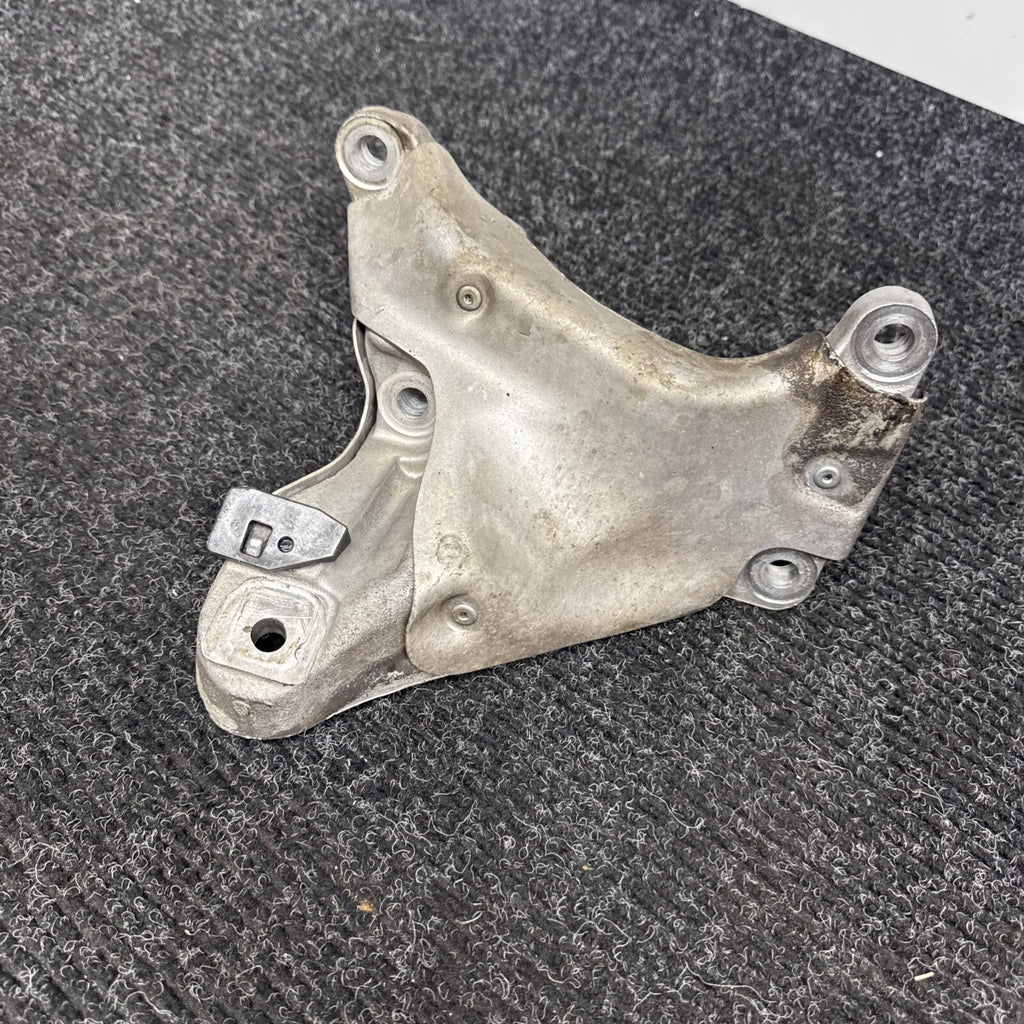 07-11 BMW E82 E88 E90 E92 135I 335I N54 Z4 RIGHT PASSENGER ENGINE MOUNT BRACKET