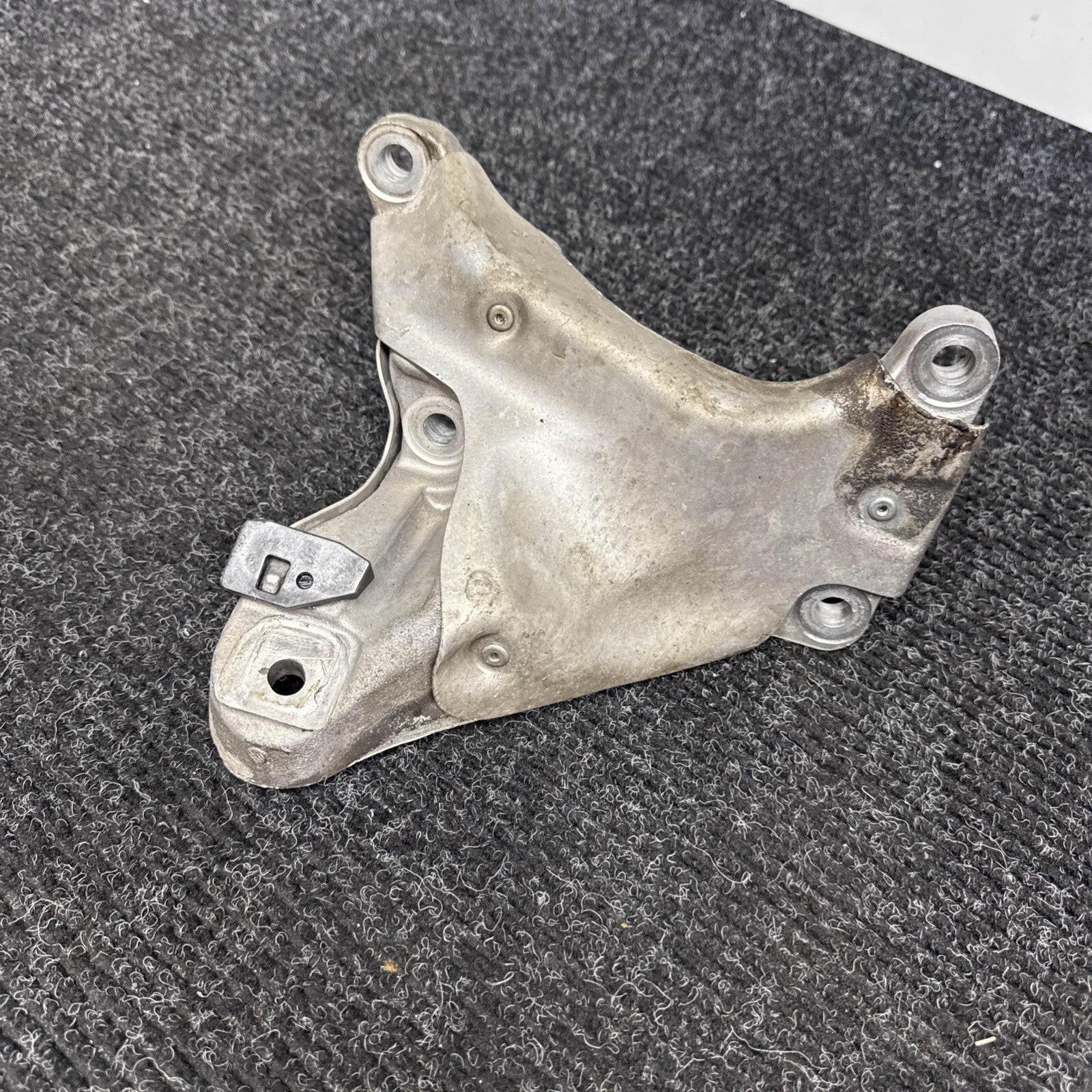07-11 BMW E82 E88 E90 E92 135I 335I N54 Z4 RIGHT PASSENGER ENGINE MOUNT BRACKET