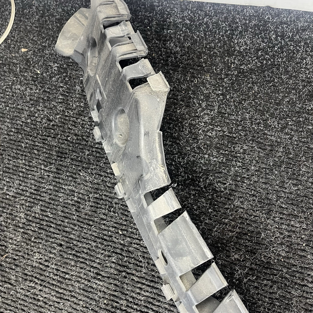☑️ BMW 135i 128i E82 E88 Rear Bumper Cover Center Guide Mount Bracket 7170665