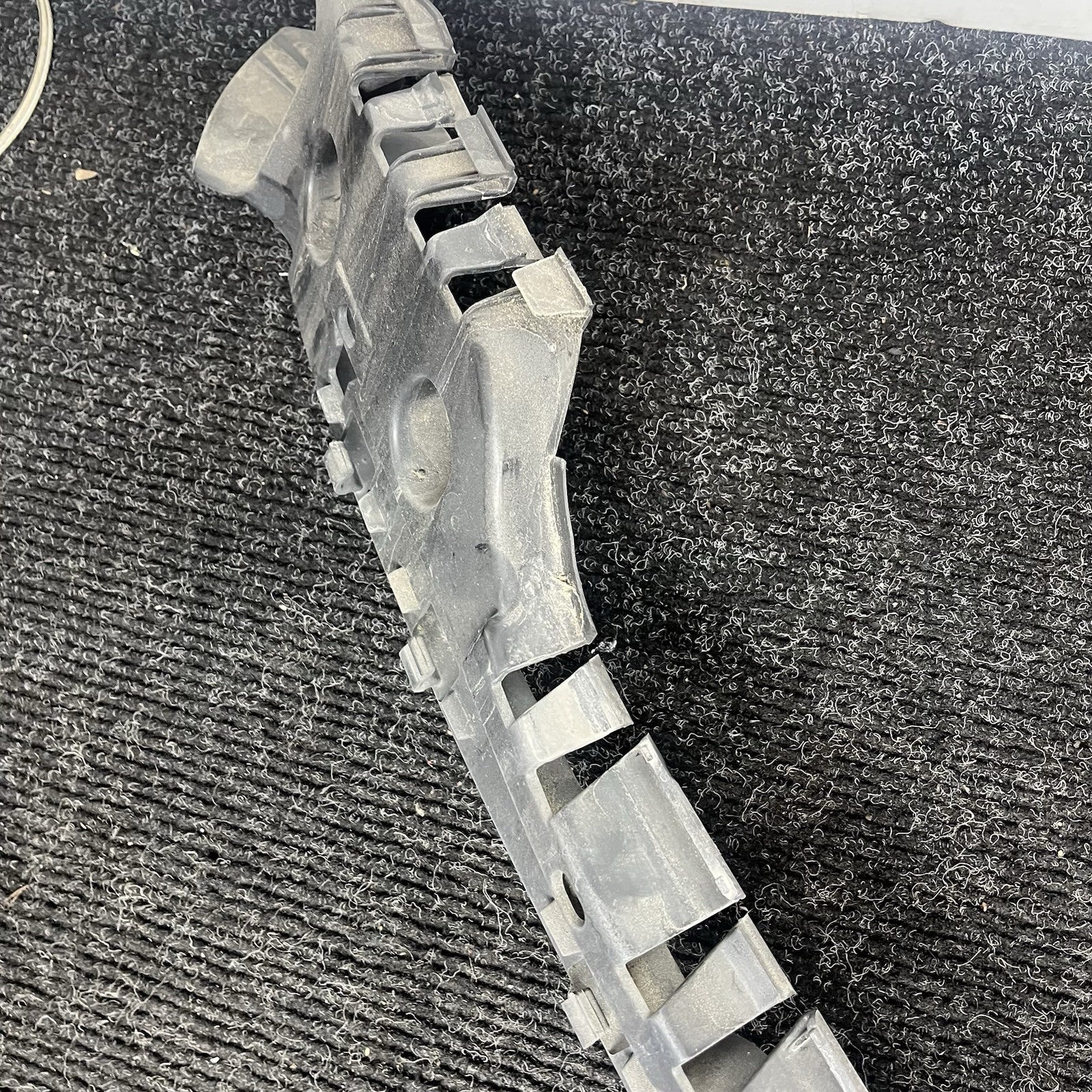 ☑️ BMW 135i 128i E82 E88 Rear Bumper Cover Center Guide Mount Bracket 7170665