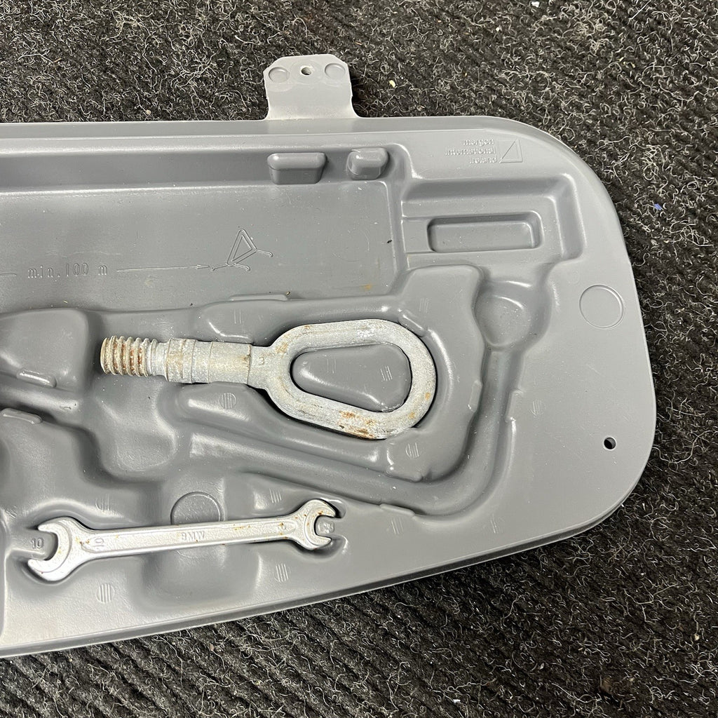 ☑️ 01-06 BMW E46 CONVERTIBLE SPARE TIRE TOOL KIT W CASE 1096200 OEM