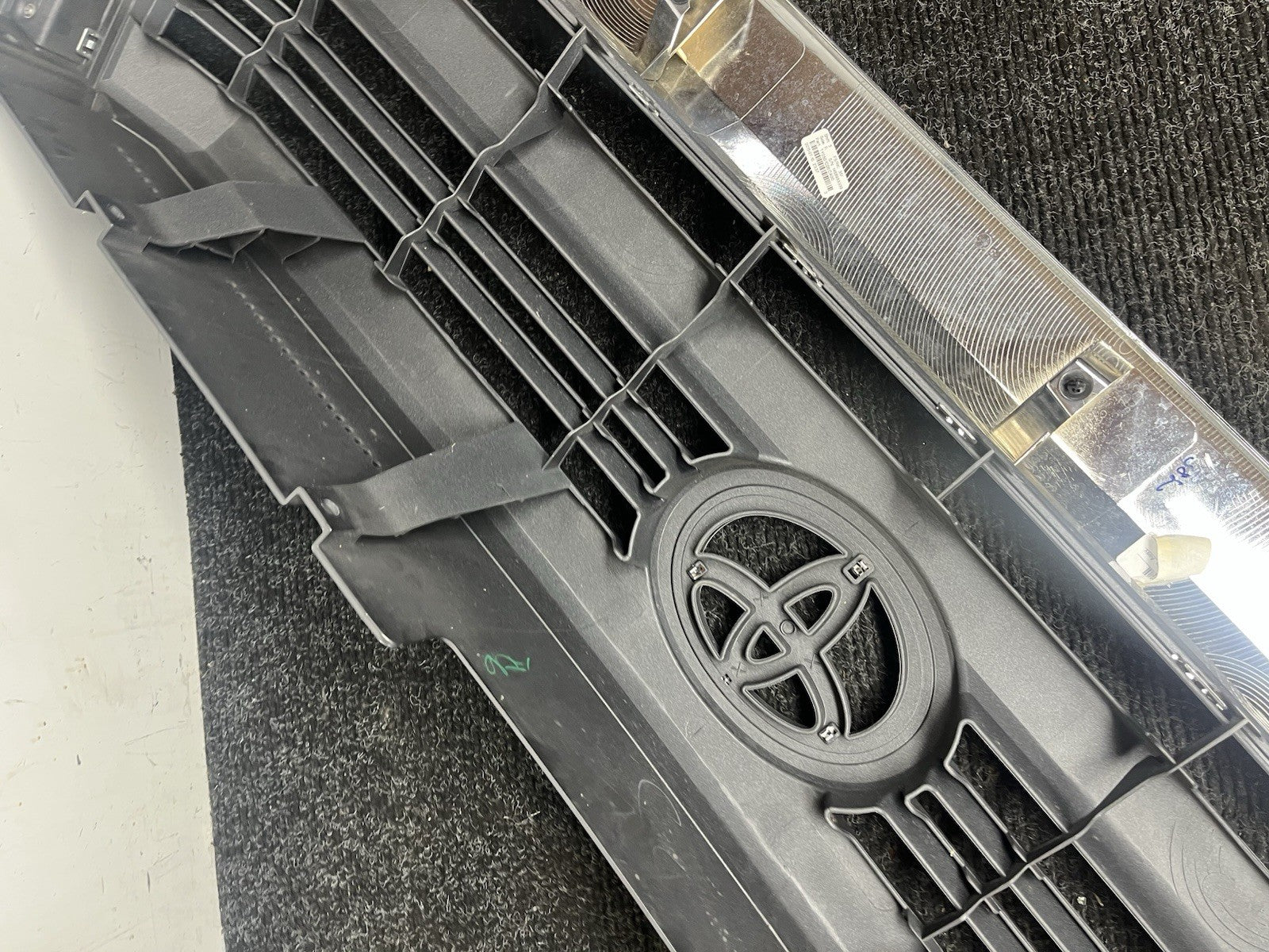 ☑️ 2014 2015 2016 2017 TOYOTA TUNDRA FRONT UPPER GRILL/GRILLE OEM