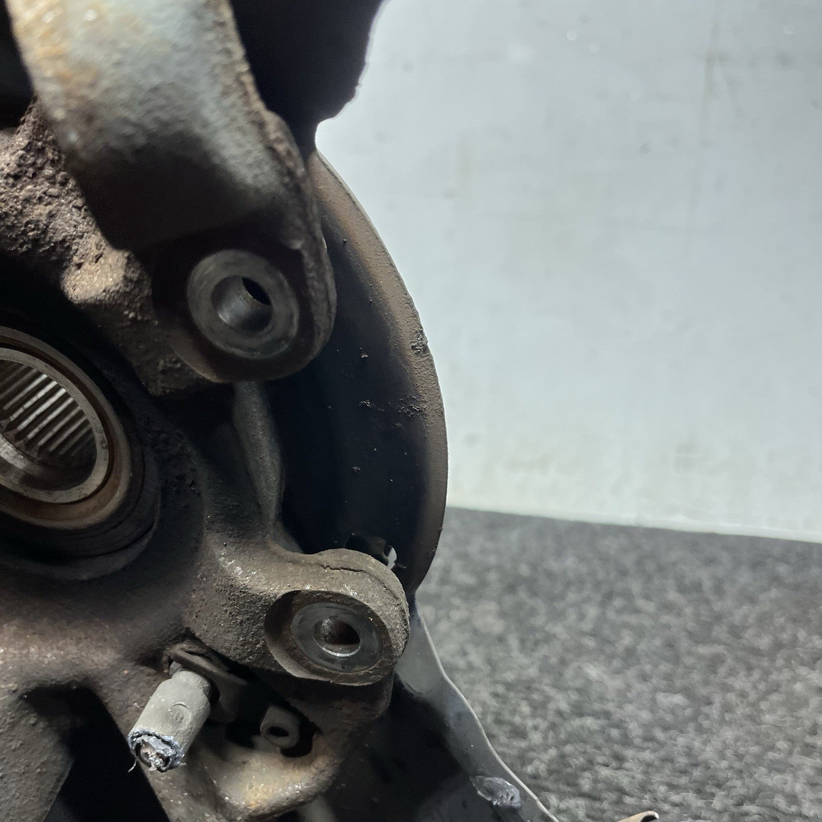 ☑️ 07-13 BMW E82 E88 E90 E92 E93 Rear Driver Hub Spindle Bearing Knuckle OEM