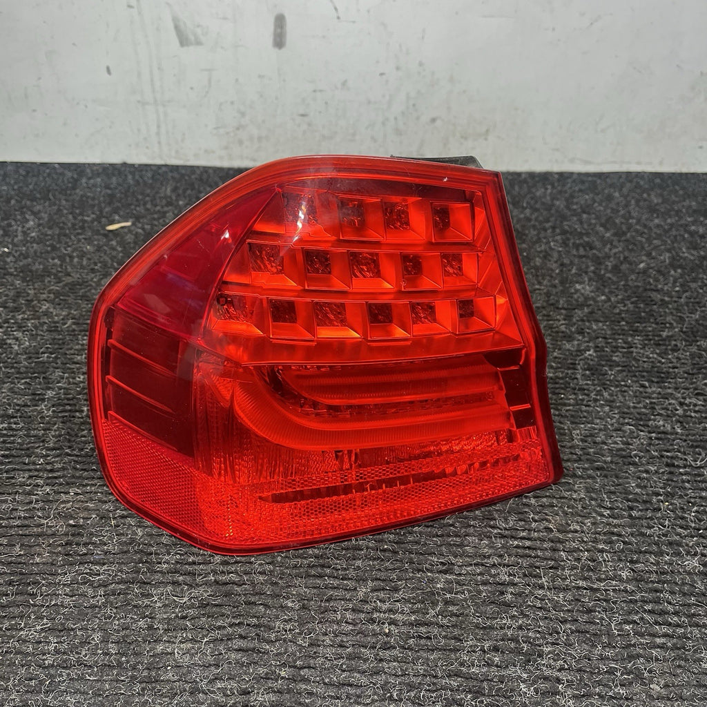 ☑️ 09-11 OEM BMW E90 328 335 LCI Sedan Rear Left Driver Side Outer Tail Light