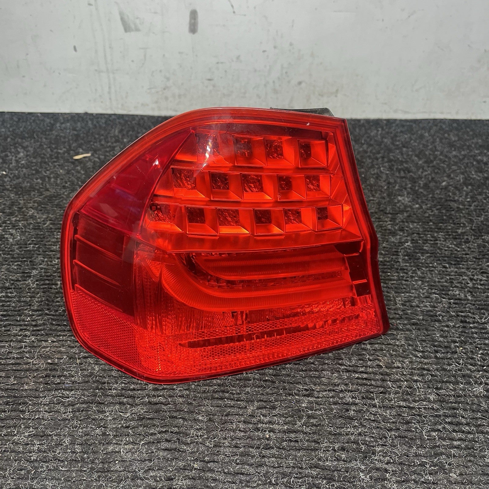 ☑️ 09-11 OEM BMW E90 328 335 LCI Sedan Rear Left Driver Side Outer Tail Light