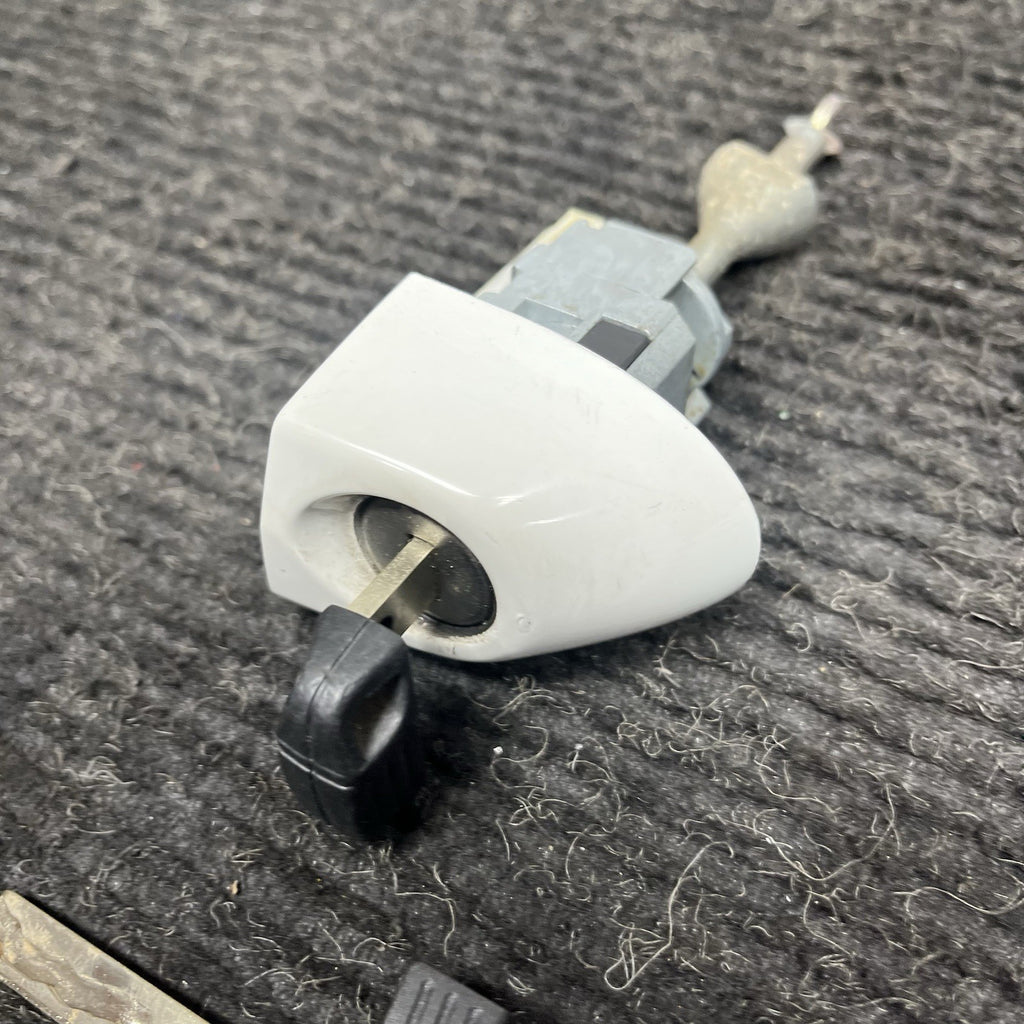 ☑️ 2008-2013 BMW E82 E88 135 Exterior Driver Door Handle Key Lock Set White OEM